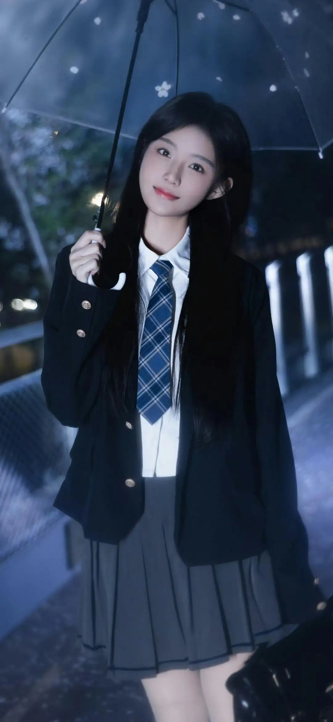 撑着透明雨伞的可爱jk美女
