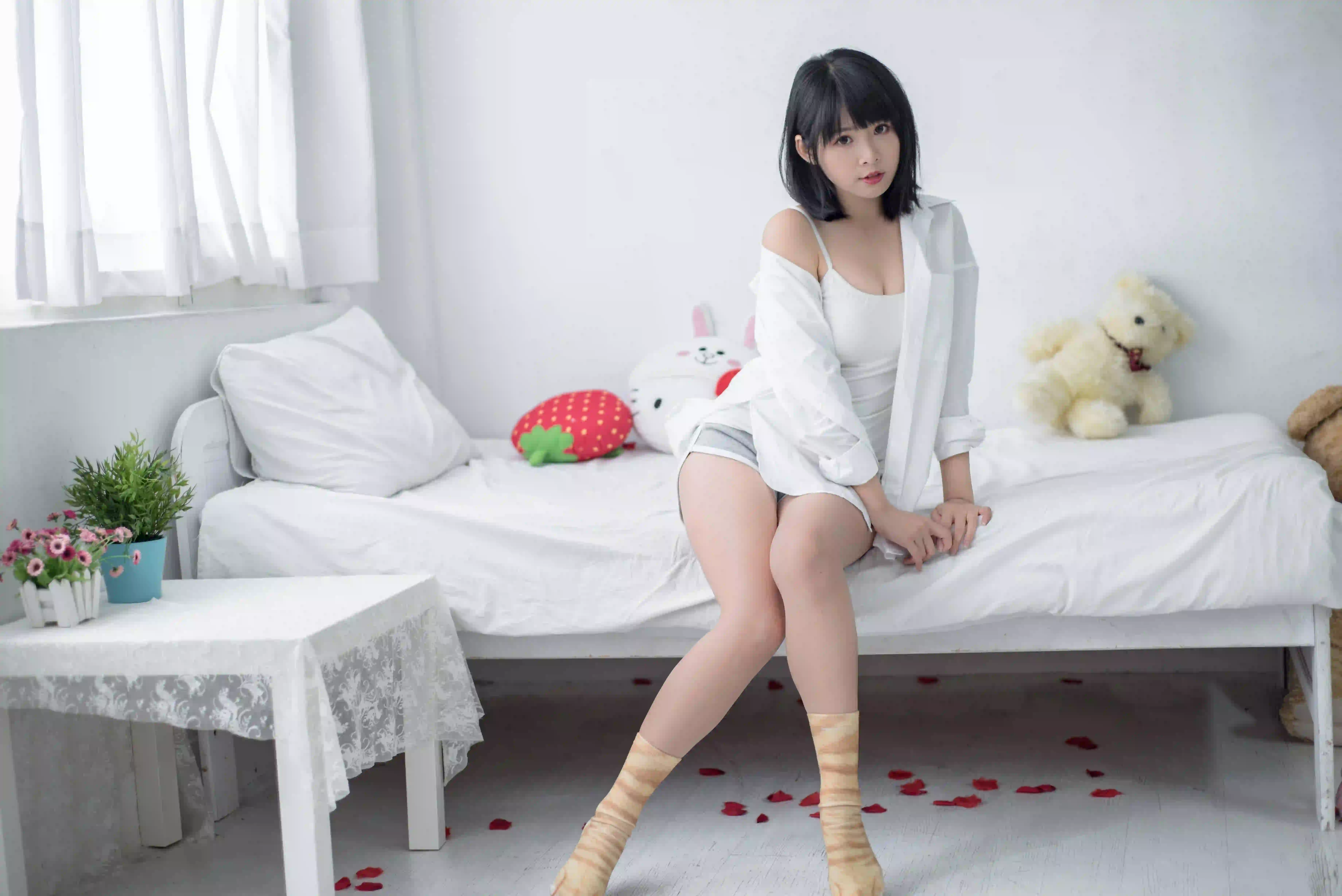 白色衬衫 白色衣服 短发女孩 居家写真 