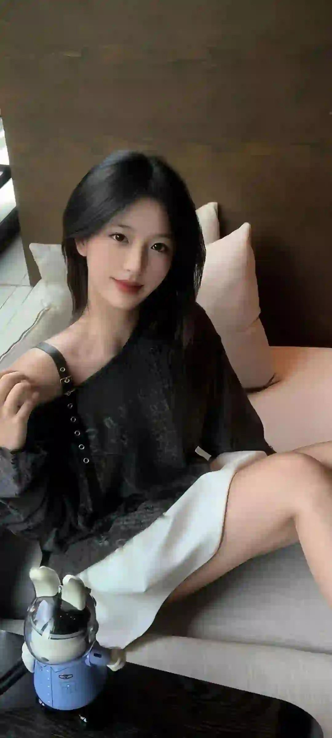 长发美女  个性穿搭 长腿美女 漏肩穿搭