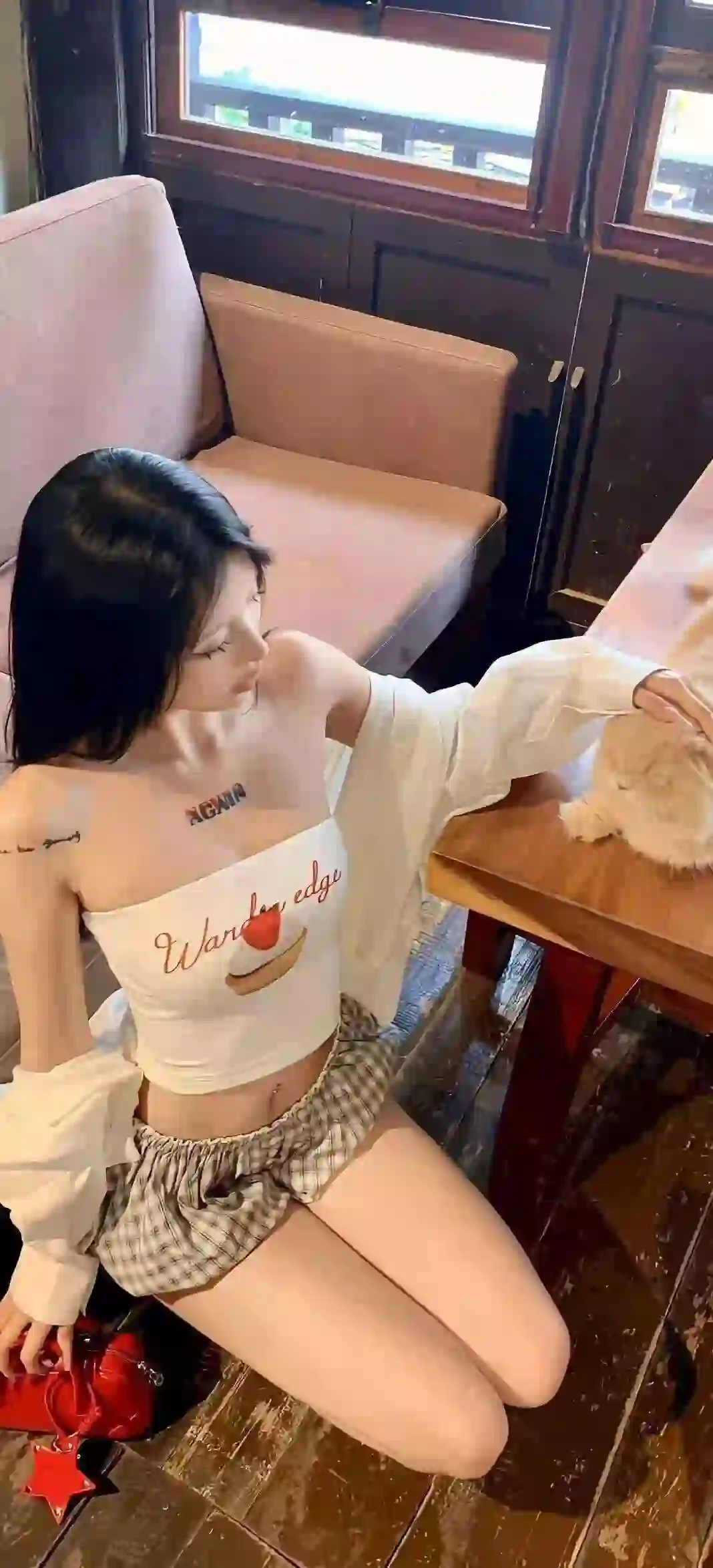 长发美女 抹胸穿搭 长腿美女 居家 个性纹身