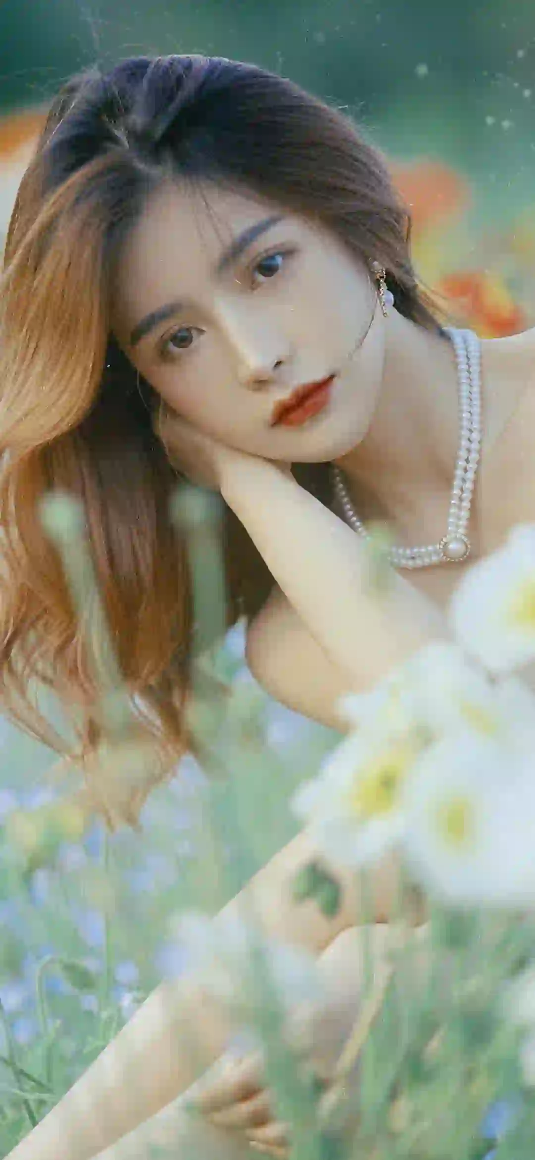 长发美女 珍珠项链 花