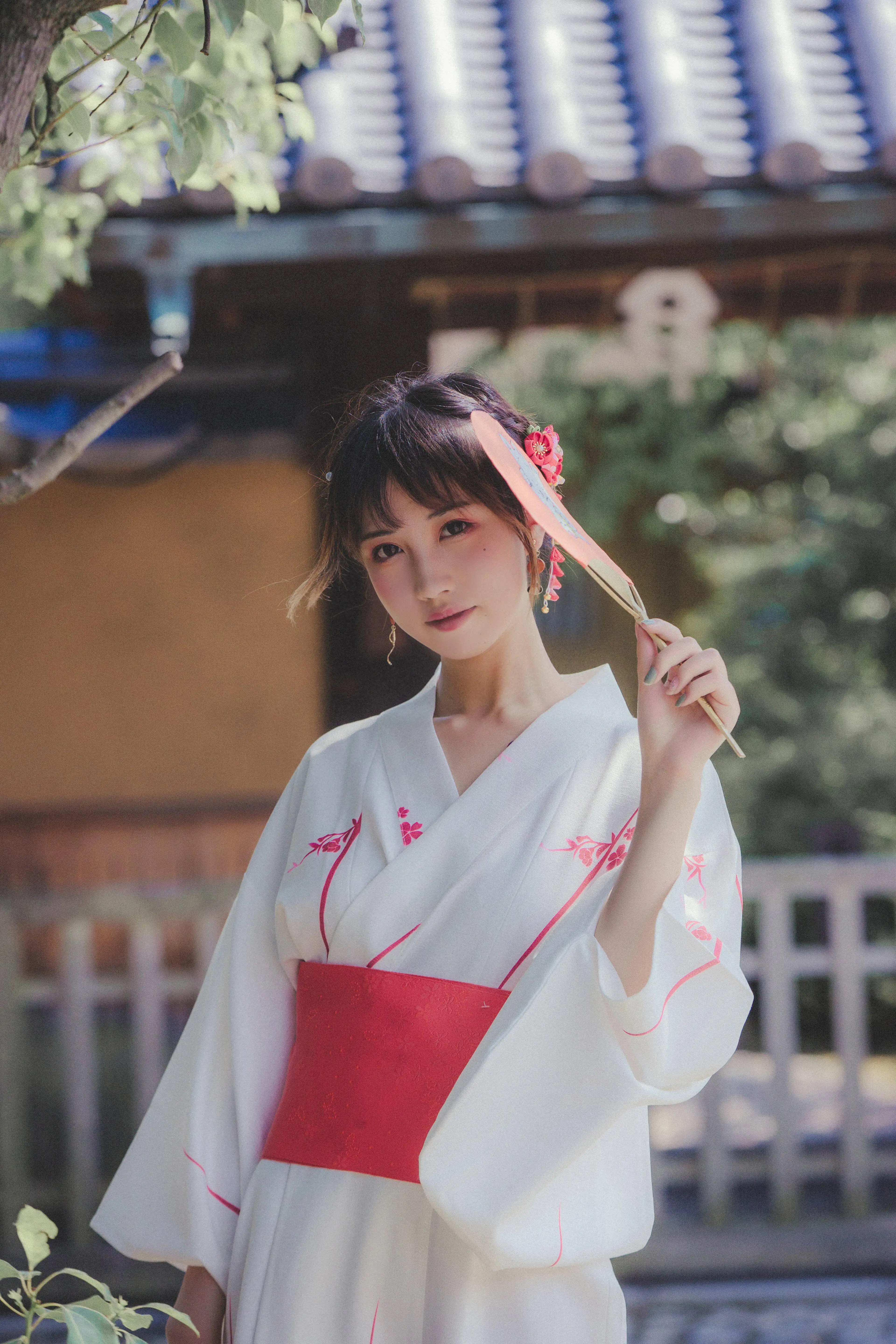 手拿扇子的和服美女