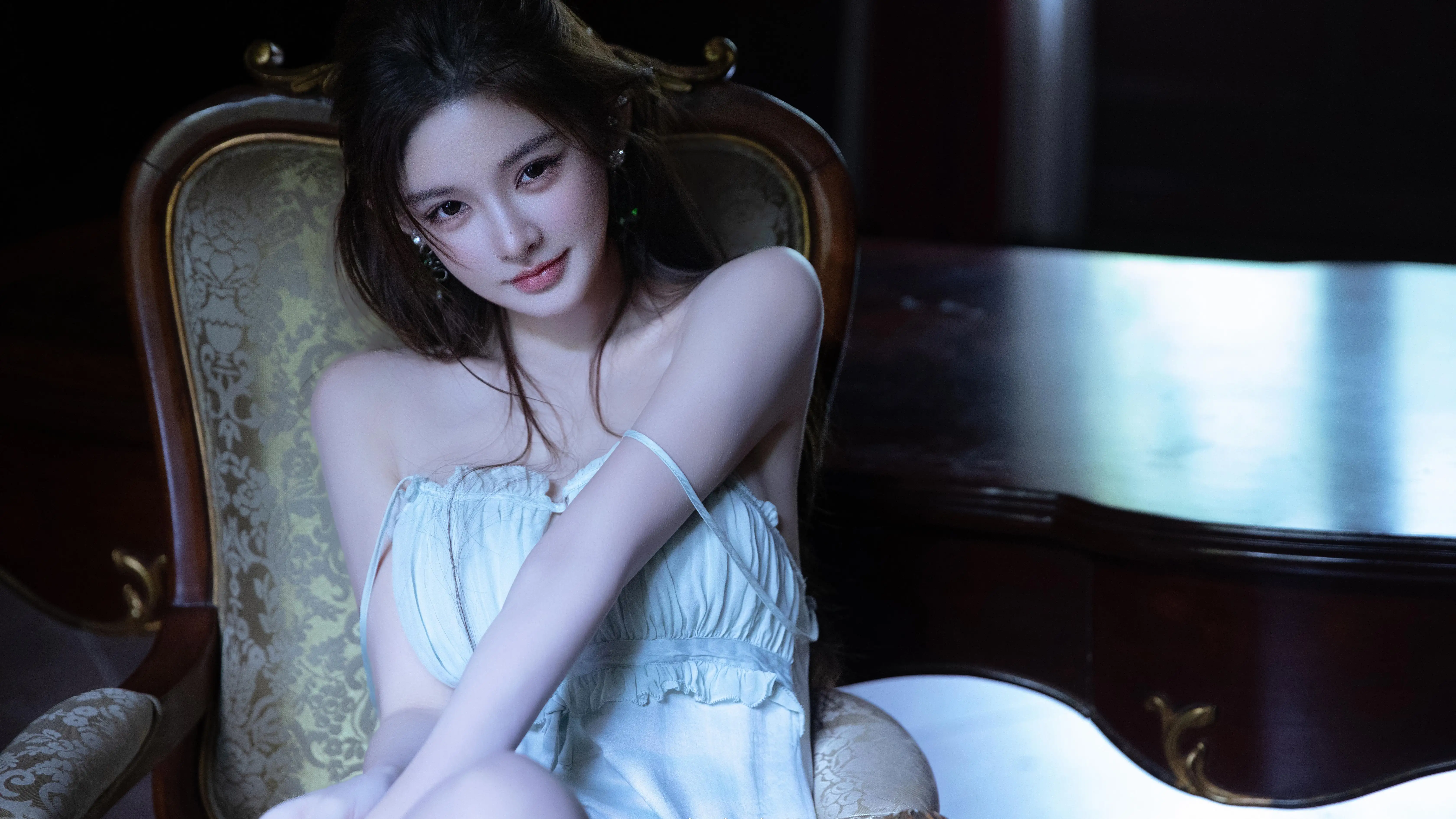白裙美女，坐在凳子上，笑容可人的吊带白裙美女