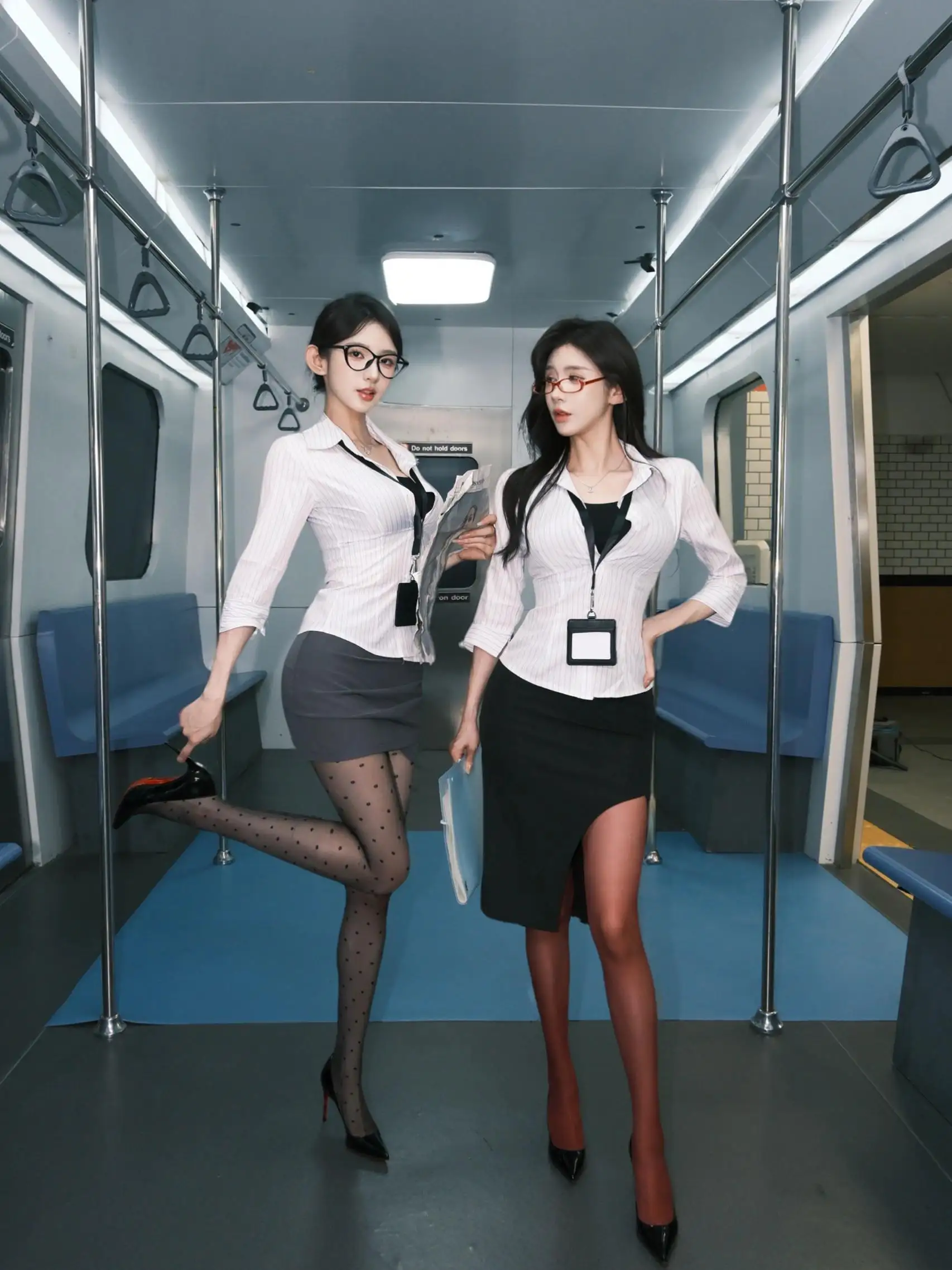眼镜｜黑色｜制服｜车厢｜性感女孩｜知性｜场景