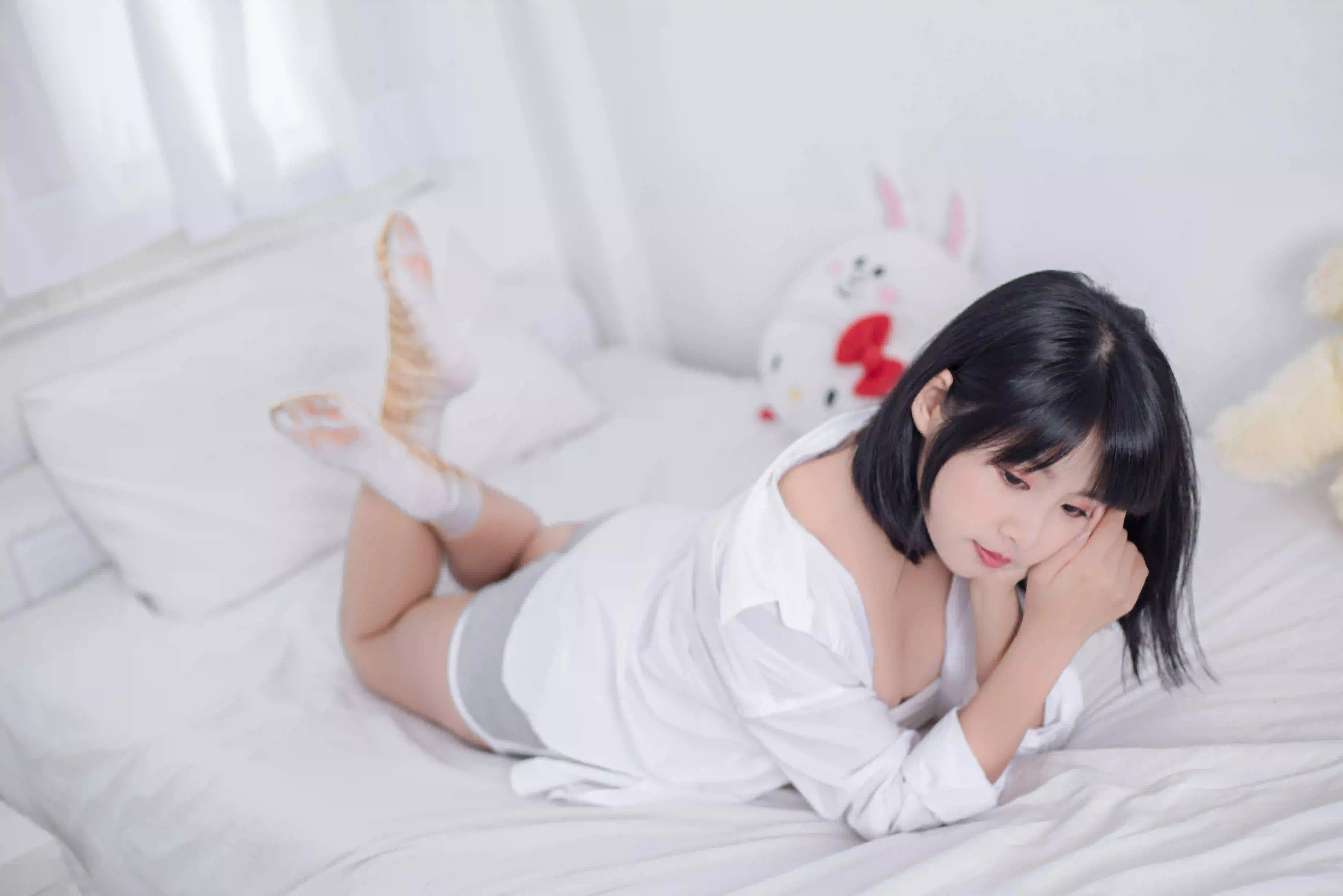 白色衬衫 白色衣服 短发女孩 居家写真 