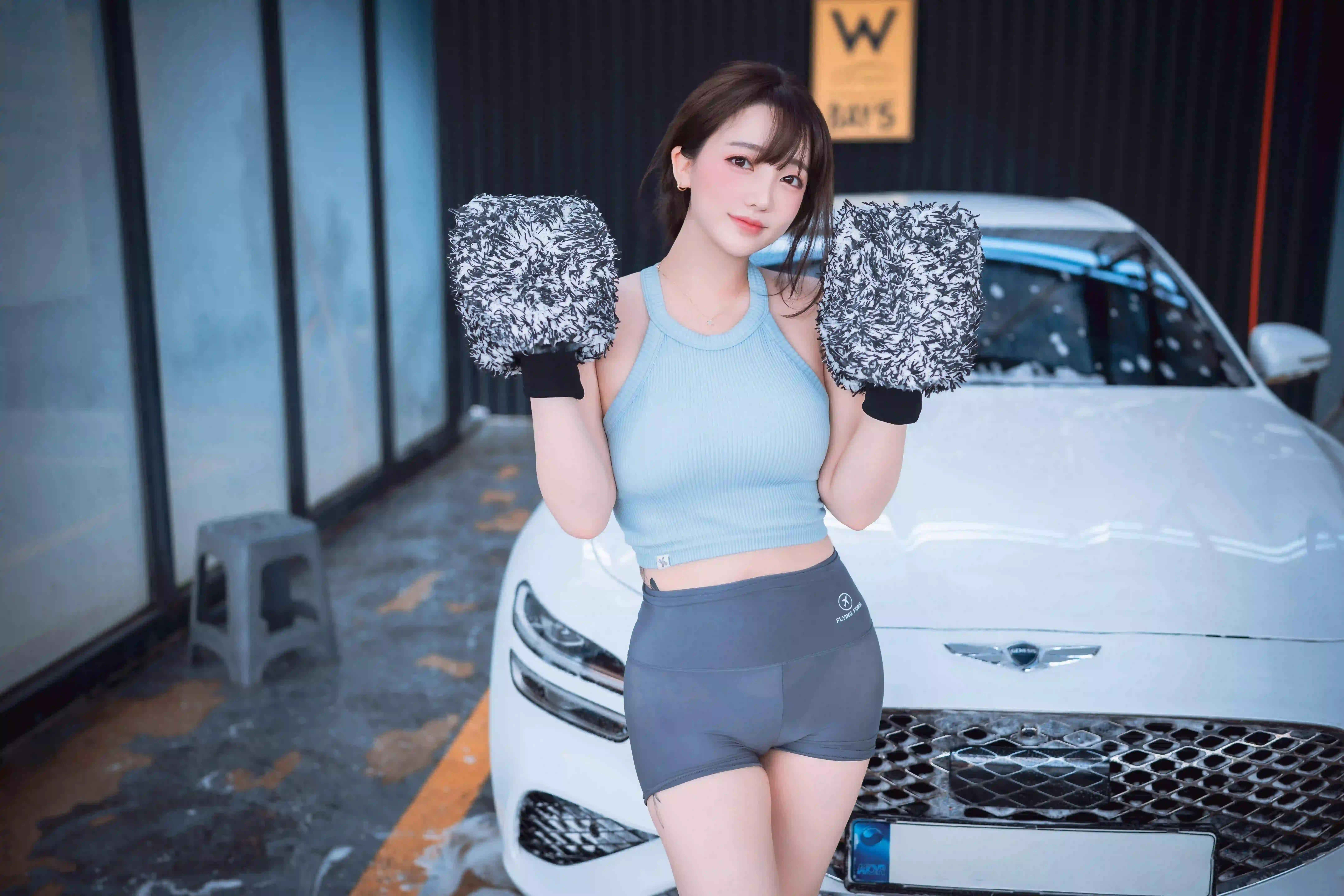 性感美女 车 洗车 白色车 洗车库