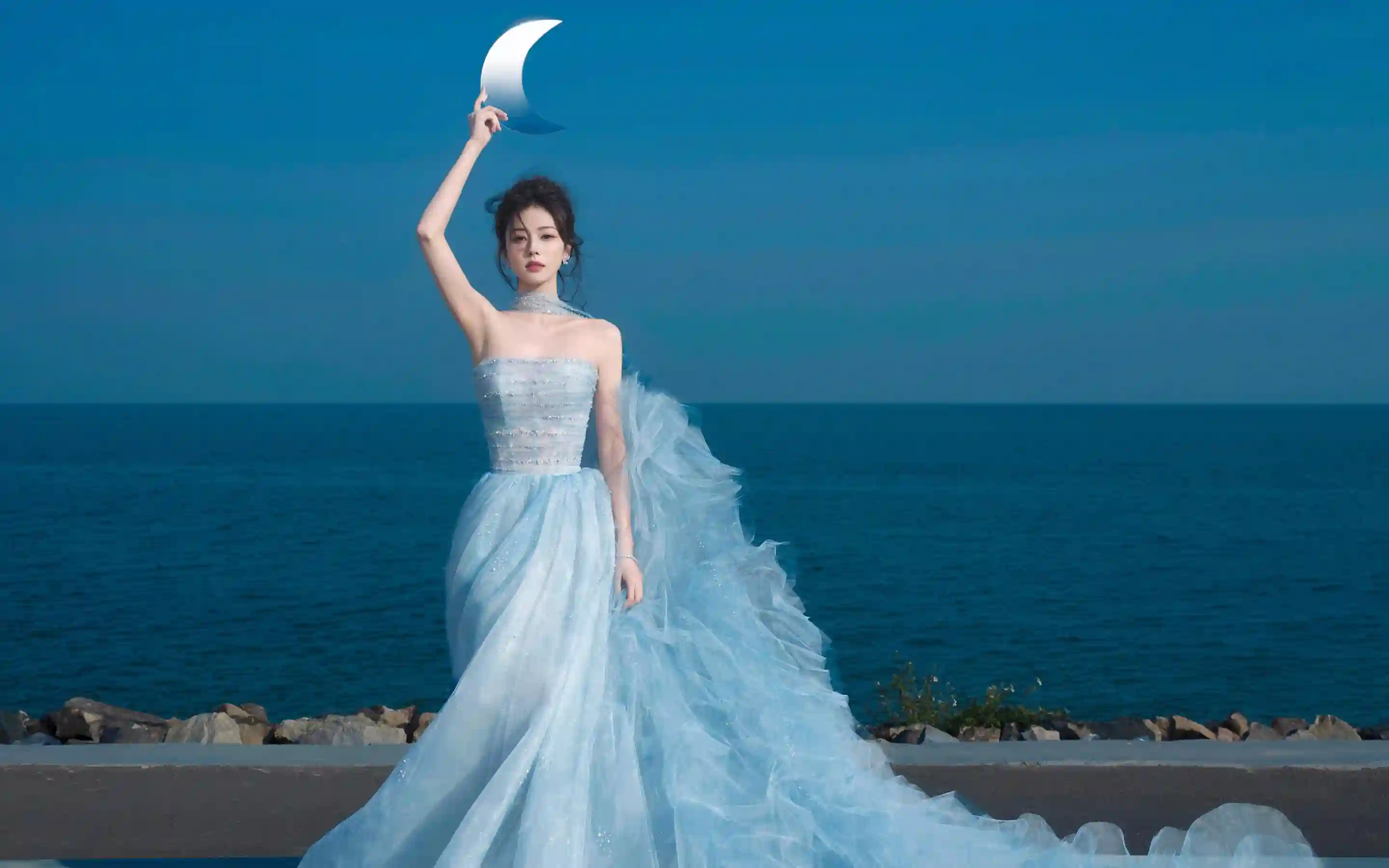 蓝色长裙美女 海水 蓝色长裙美女 海边写真 张天爱