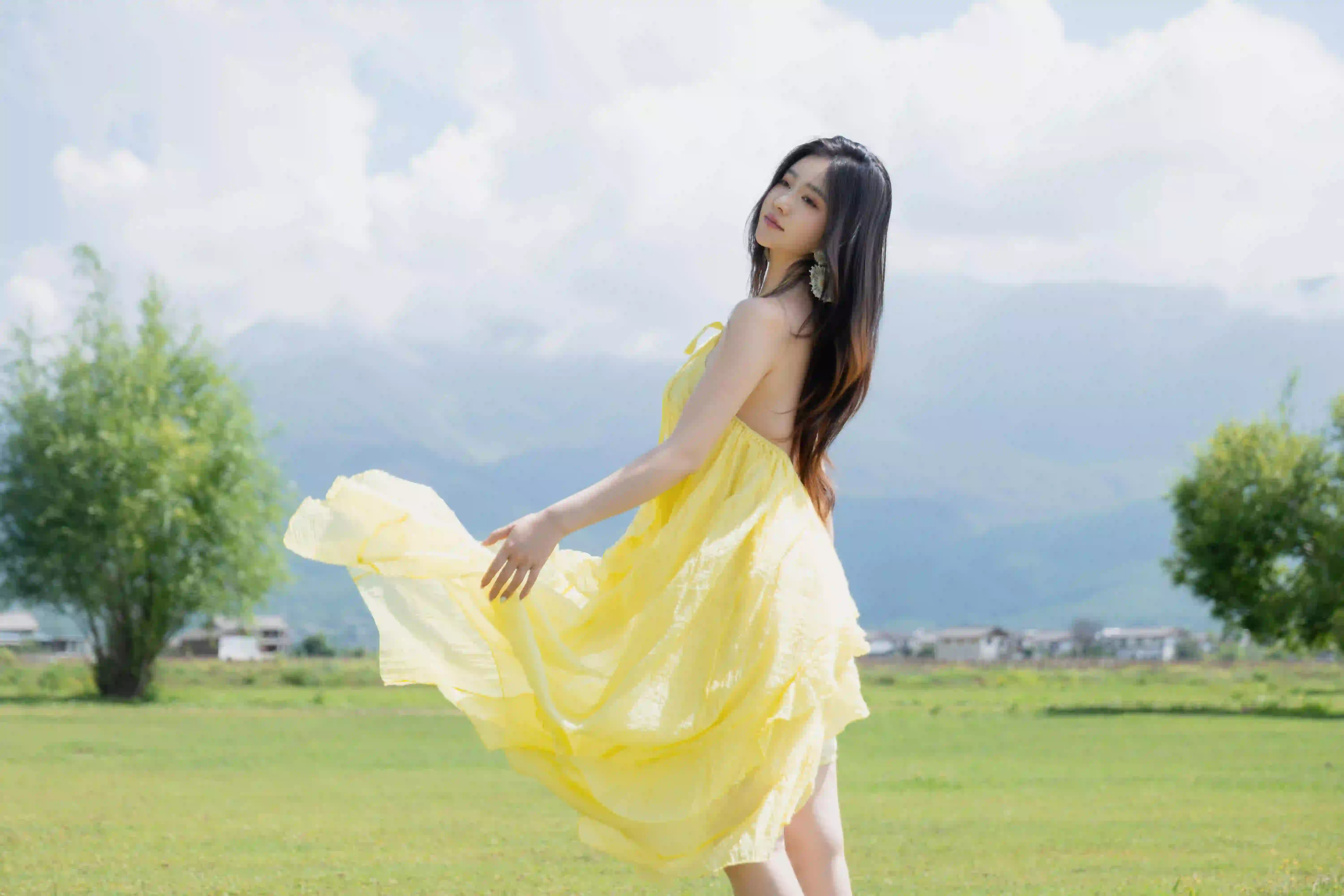 黄色长裙 户外 亲近自然 蓝天白云 长发美女 起舞