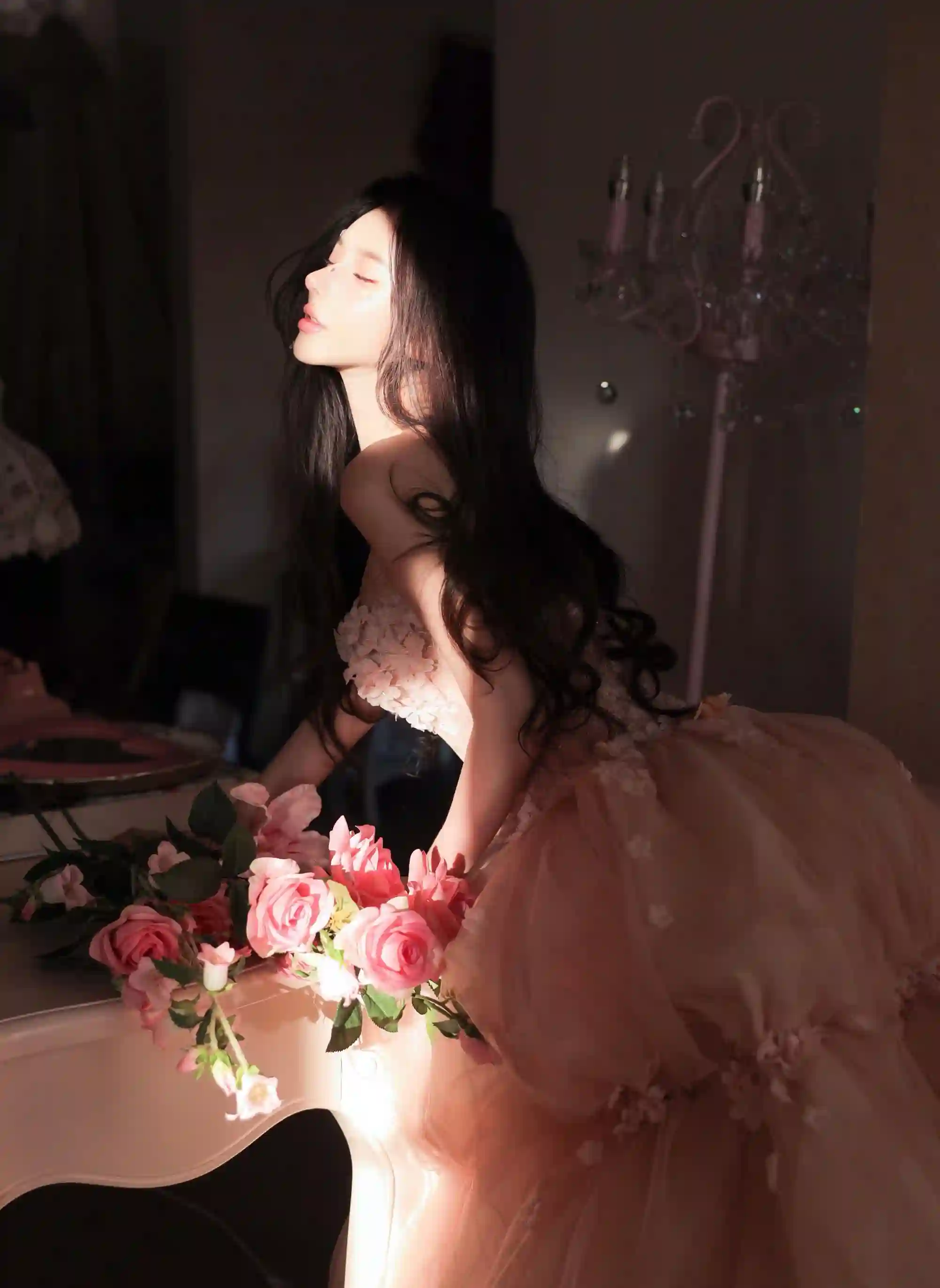 阳光扑面 手拿鲜花的粉色纱裙美女 长发美女 唯美