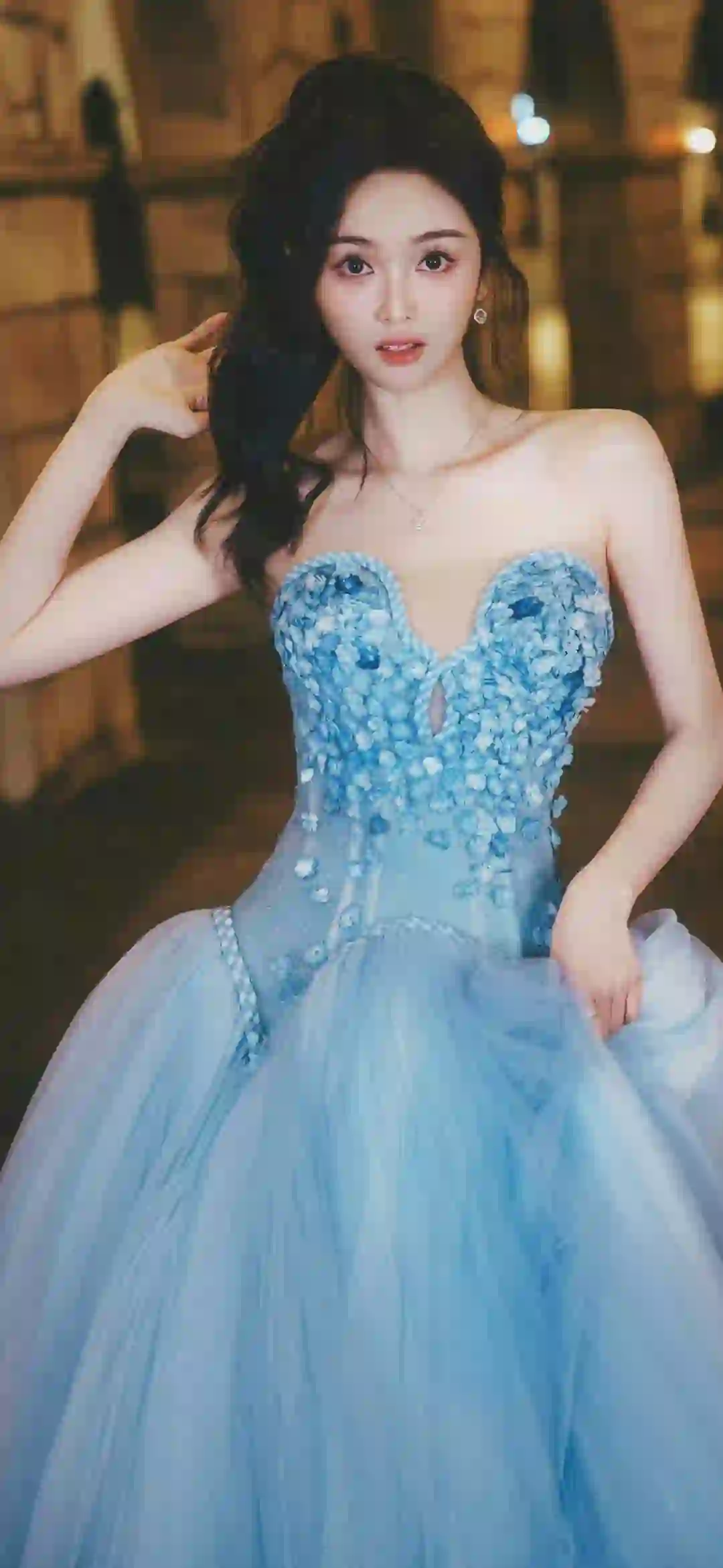 长发美女 吴宣仪 时尚美女 性感美女 蓝色抹胸长裙美女