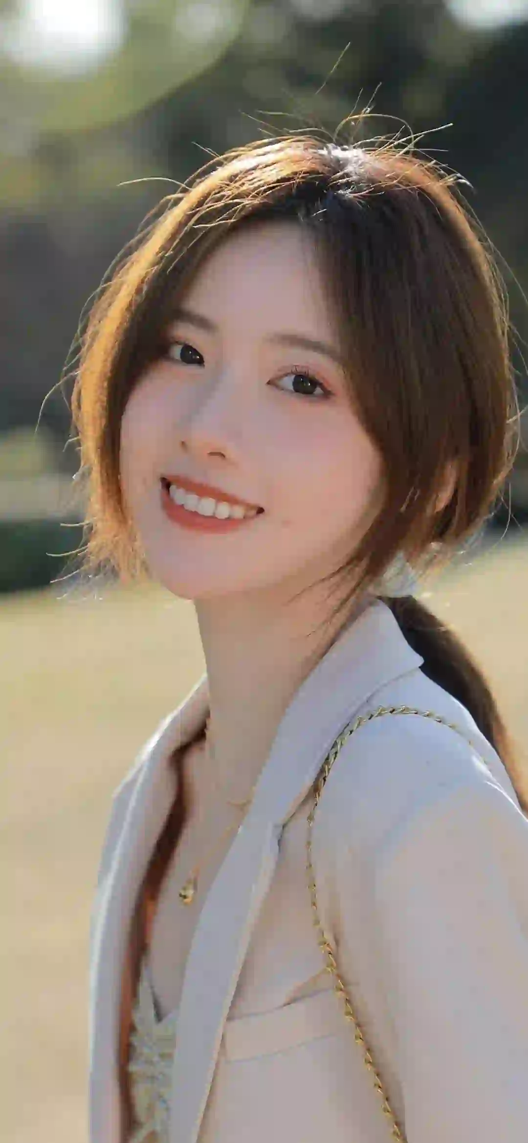 长发甜美清纯美女 户外