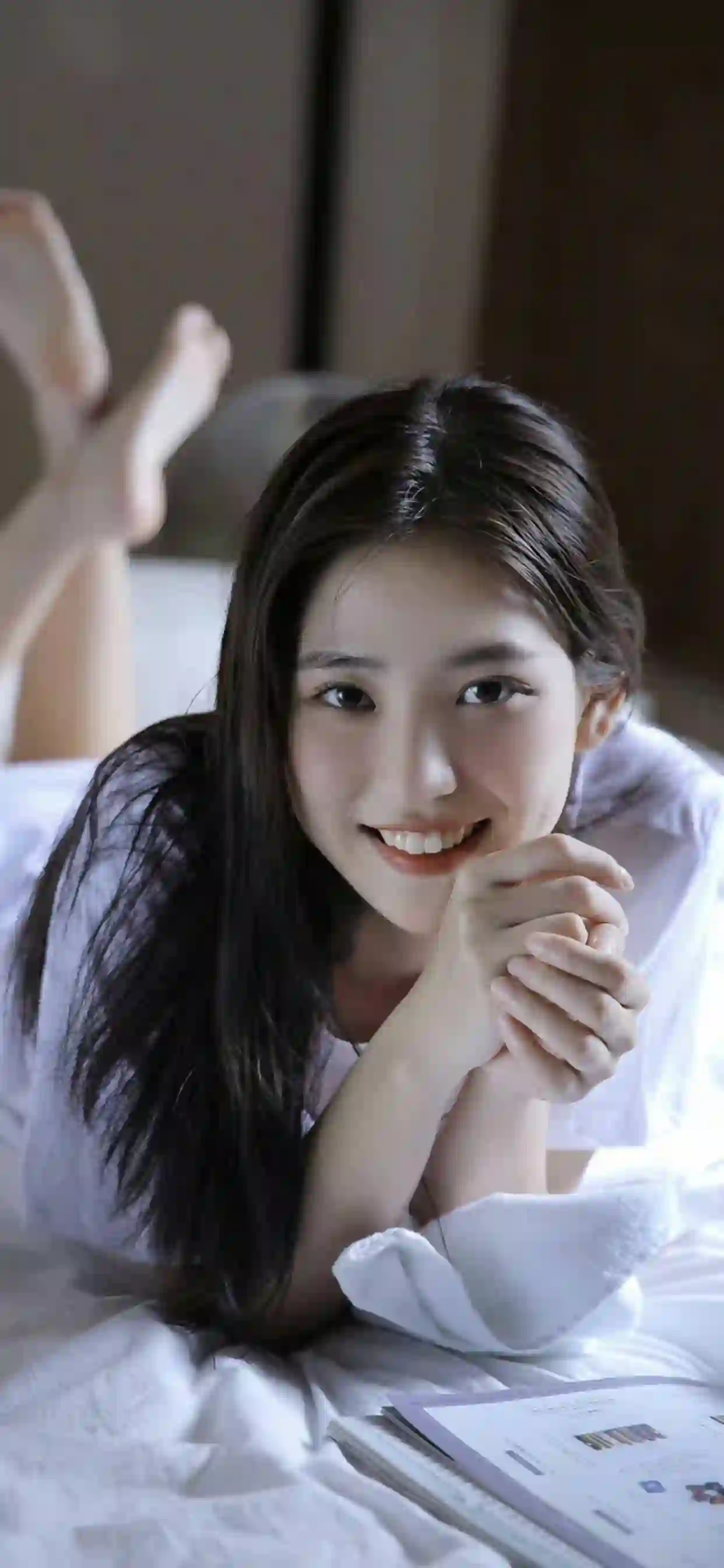 白衣女孩 趴姿微笑 床上写真 清纯治愈
