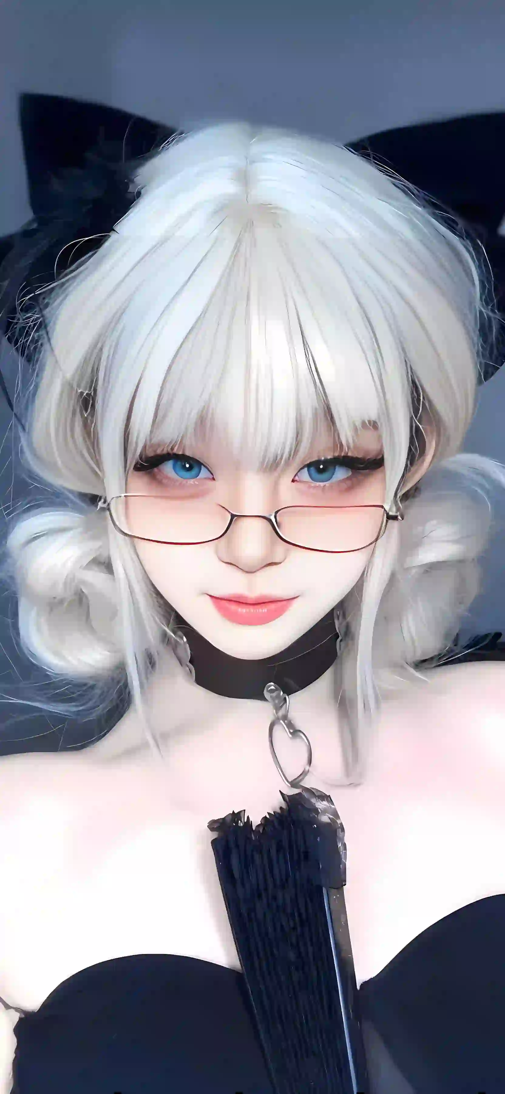 美女 长发美女 金属边框眼镜美女 白色头发 抹胸穿搭