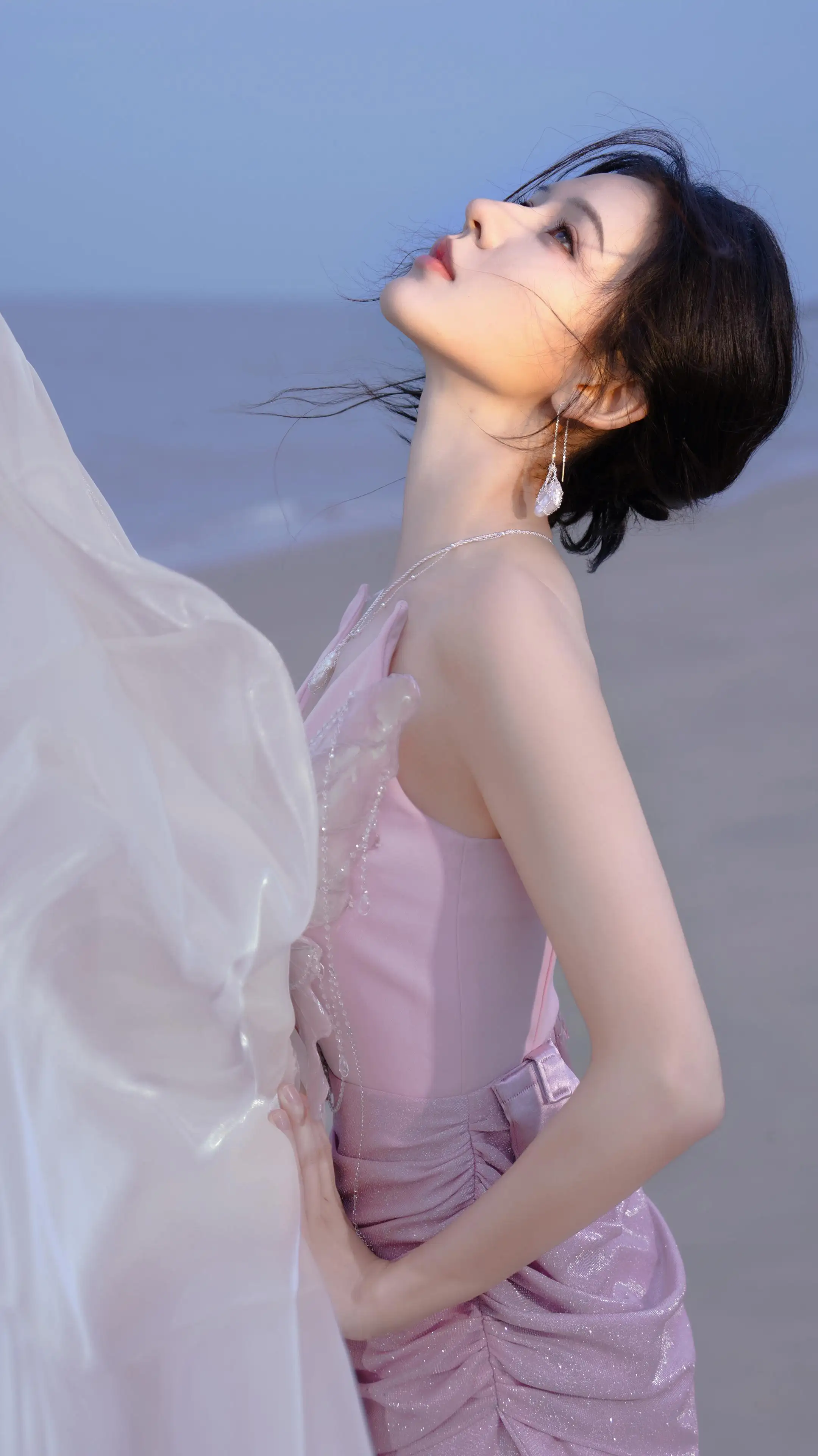 张予曦 粉色裙子 侧身照美女4k手机壁纸