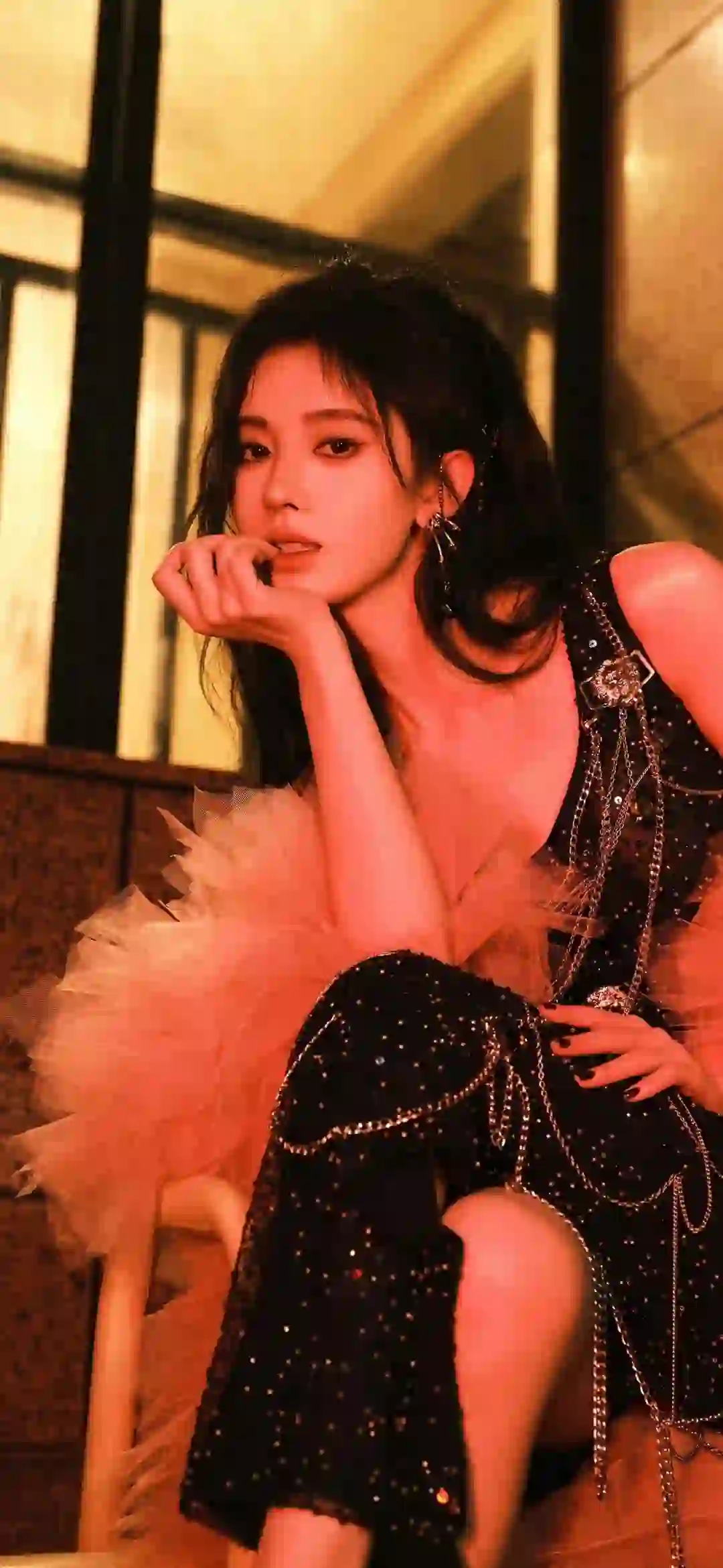 鞠婧祎 长发美女 时尚穿搭 暖色调灯光