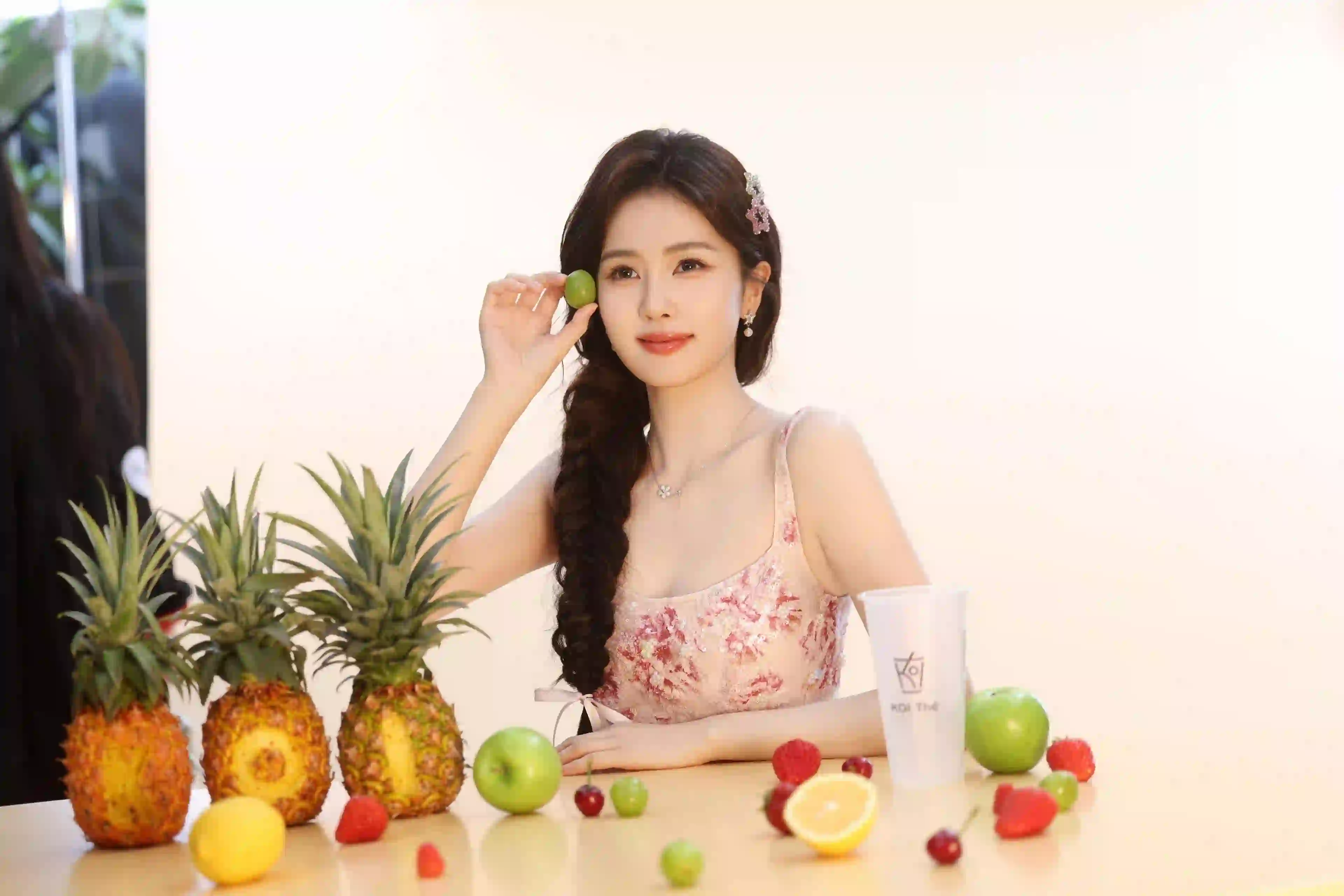 白鹿 运动休闲装 长发美女 清纯 水果 苹果 菠萝