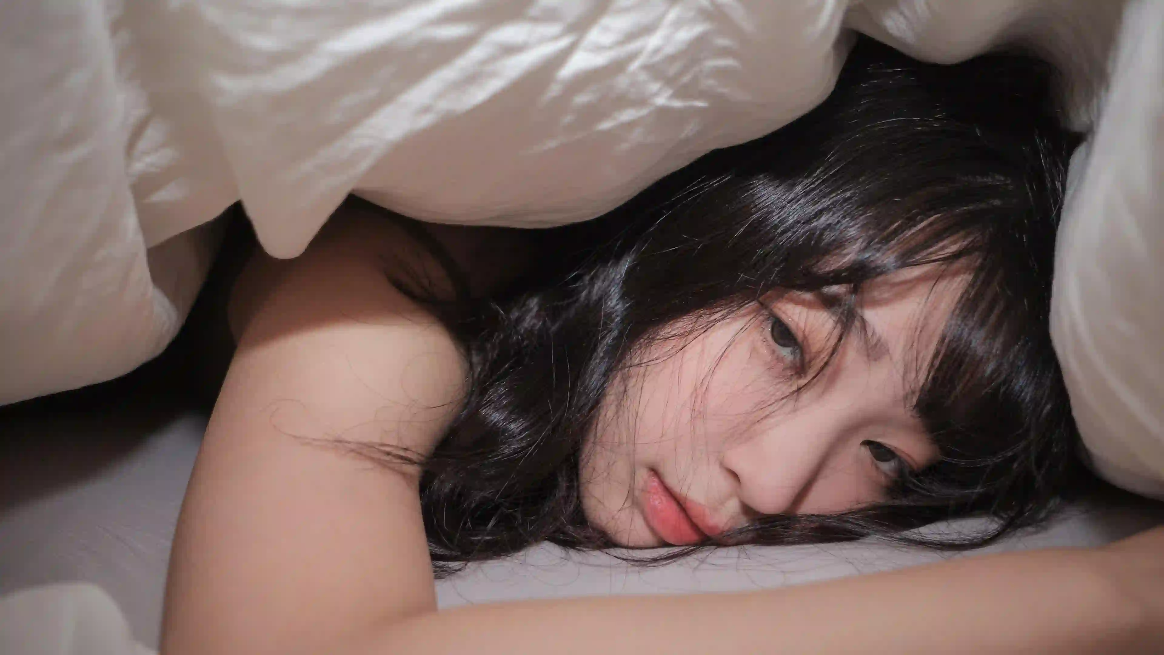 少女 床上 人像 黑发 温柔 柔光 卧姿 唯美