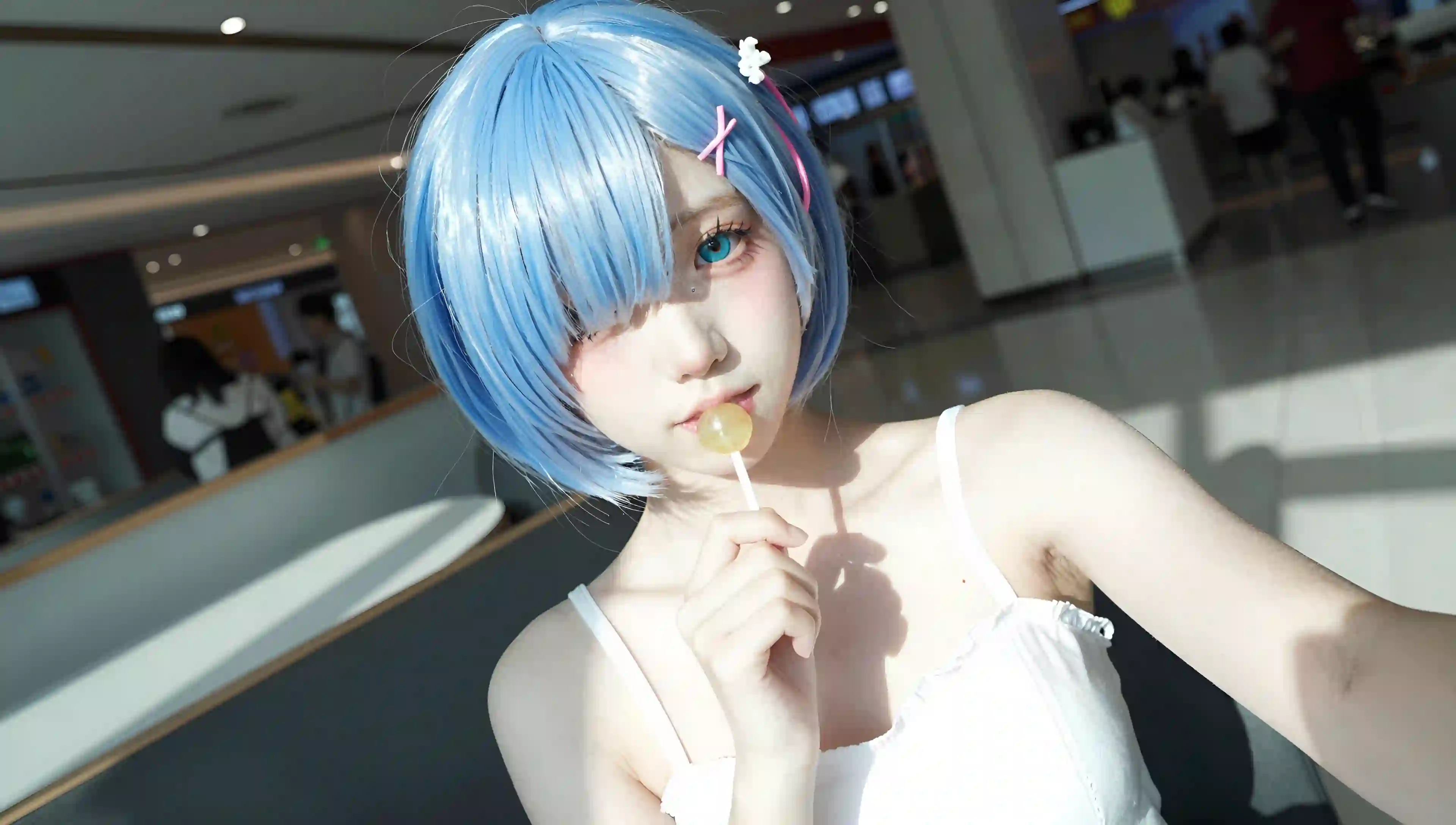 蓝发女孩 Cosplay 雷姆 棒棒糖 白色吊带衣