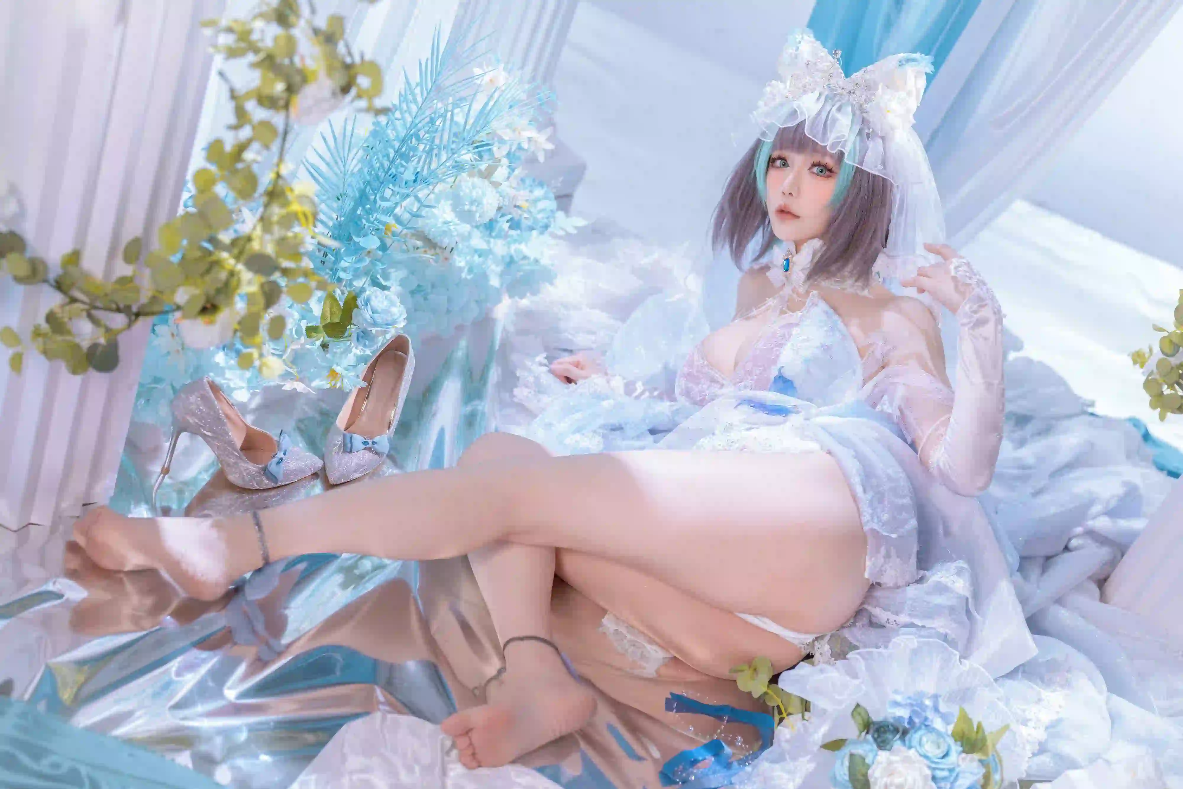 长发性感美女 白色婚纱 蓝色 绿色 性感美腿