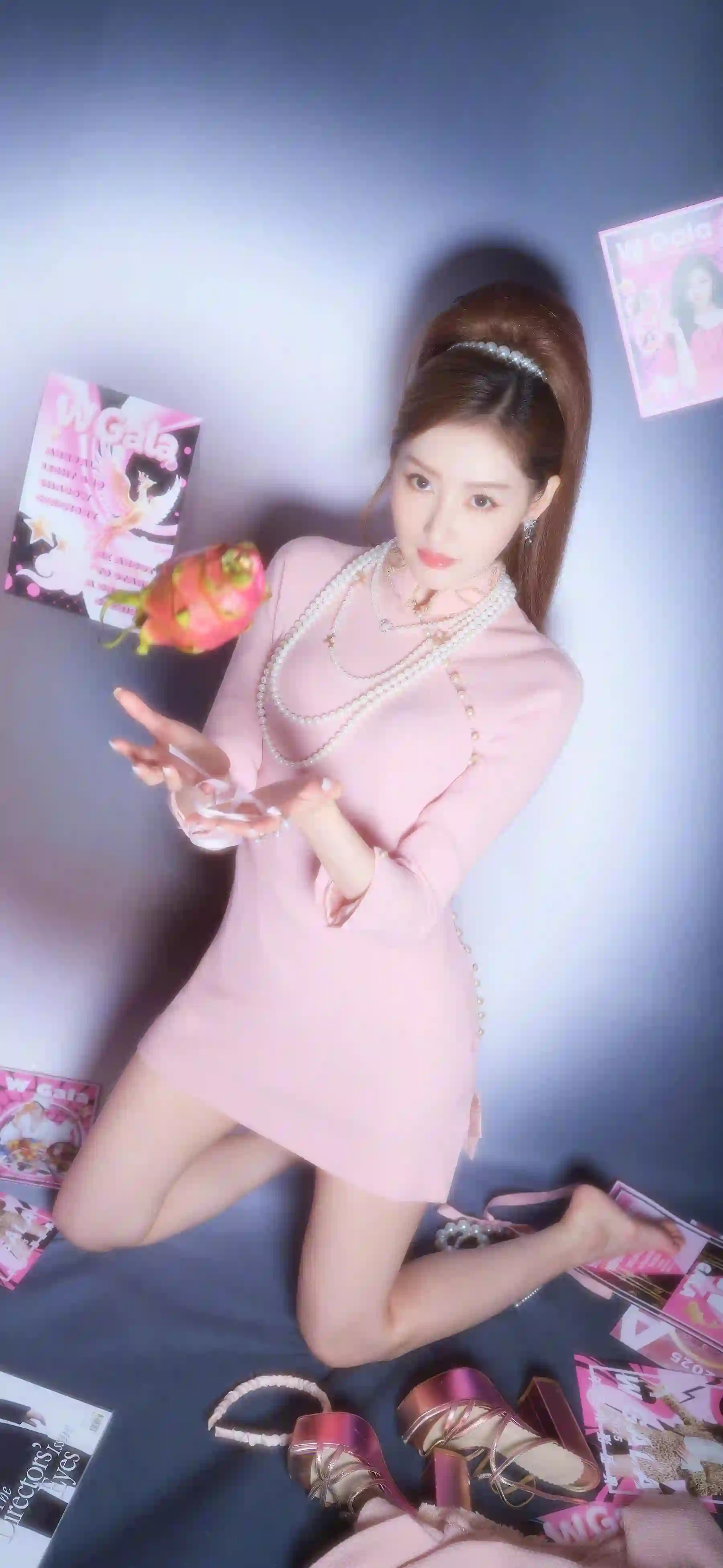 粉裙美女 跪坐姿势 珍珠饰品 超现实主义 时尚大片 明星写真 俯拍构图
