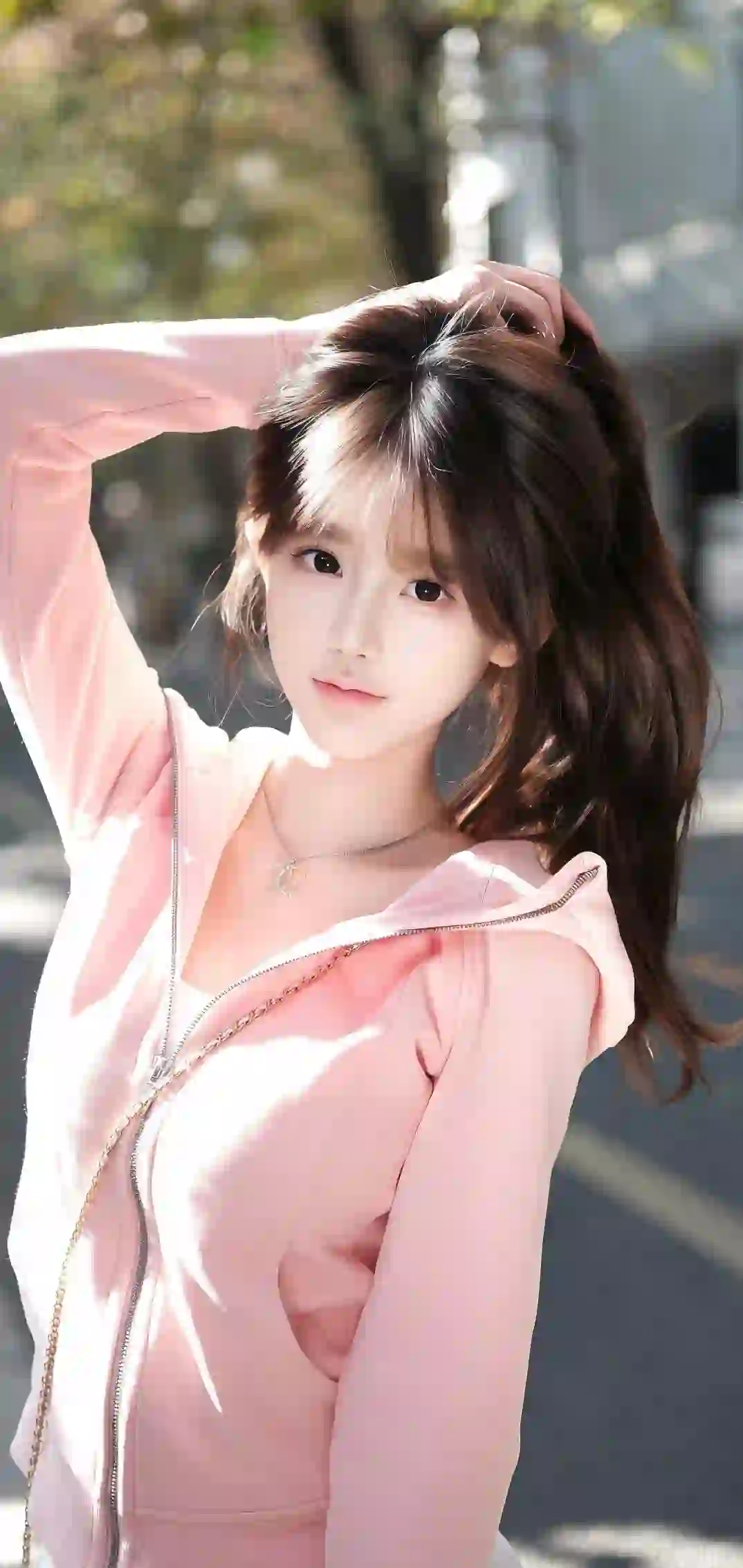 粉红色衣服 长发美女 户外