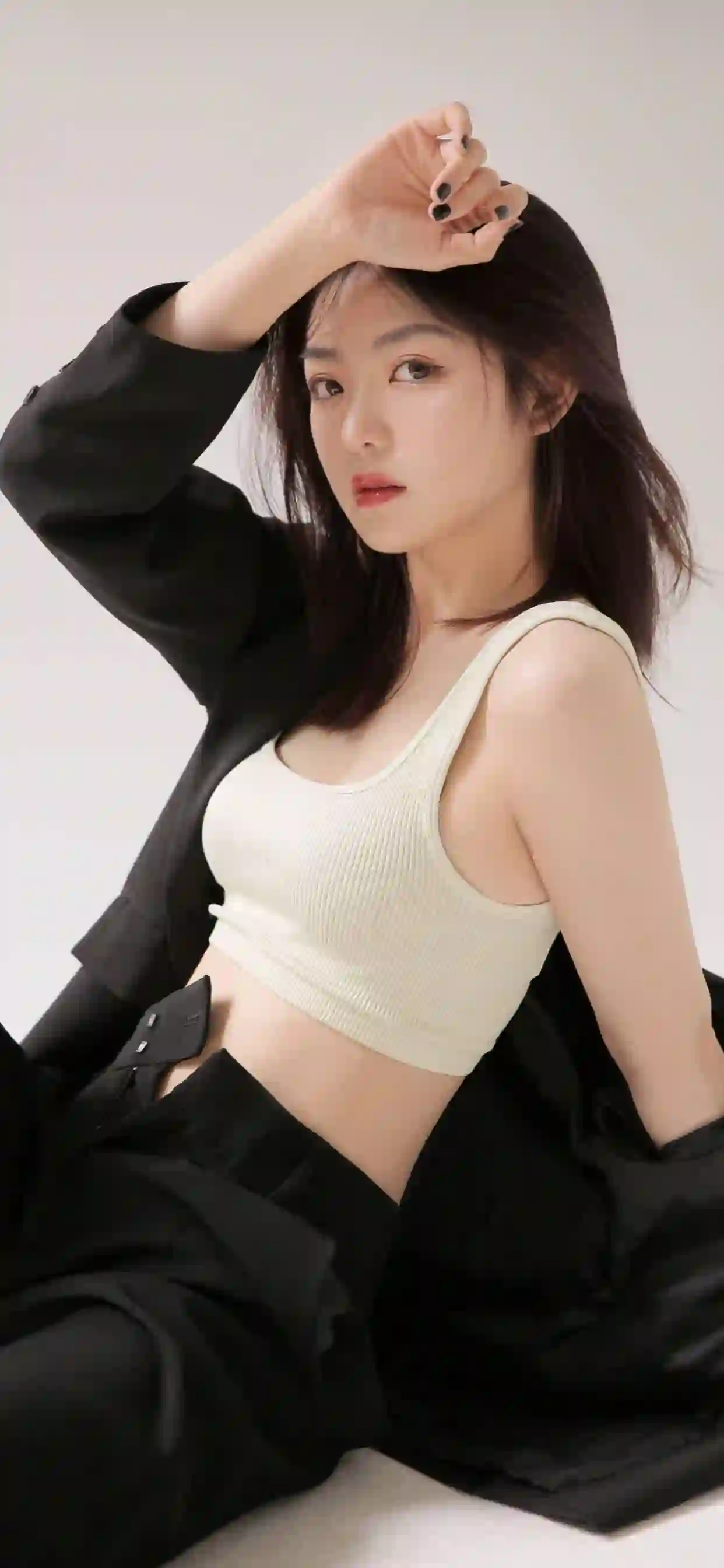美女 白色衣服 黑色外套 个性穿搭