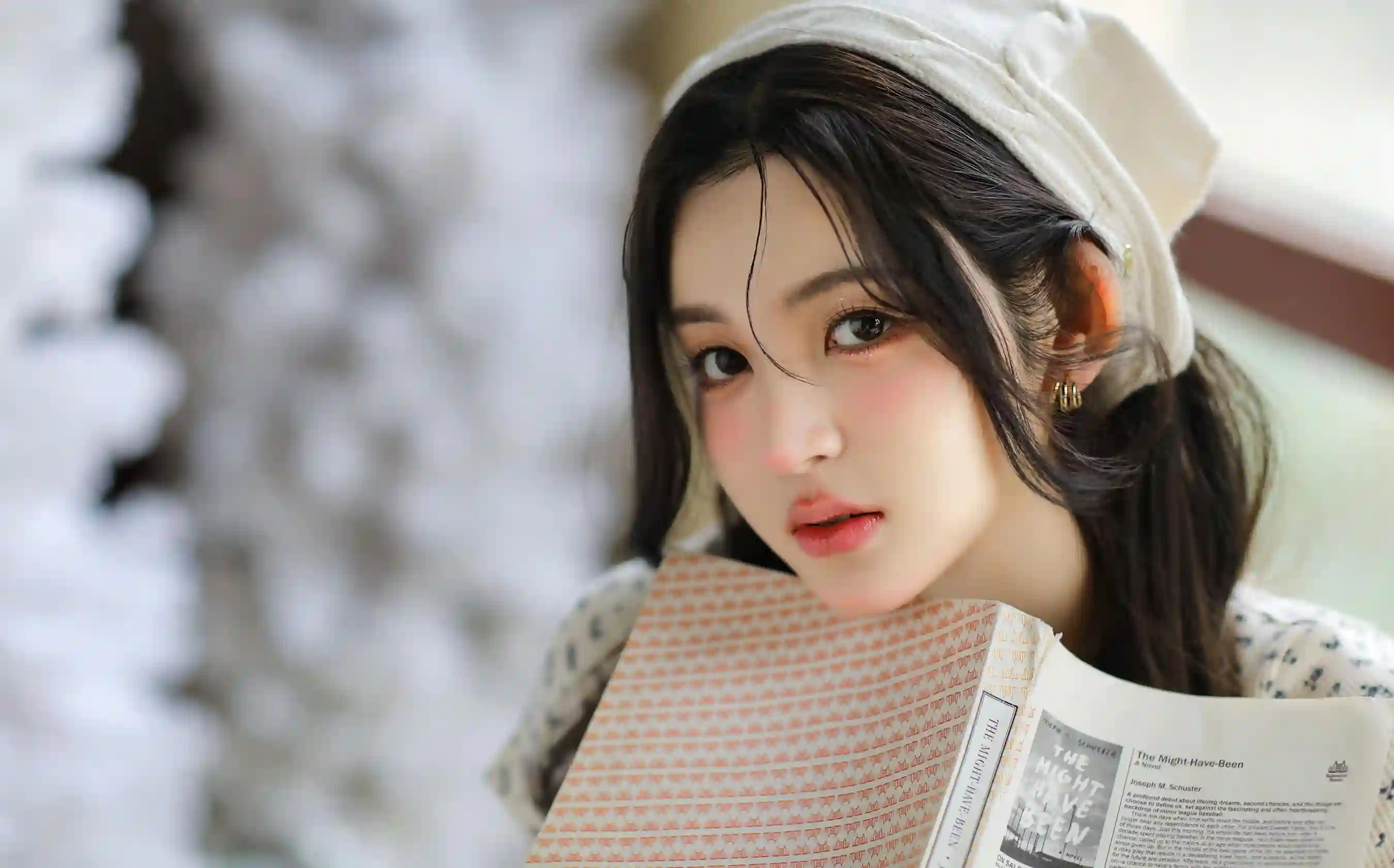 头戴白帽的长发美女 拿着书籍的长发美女 