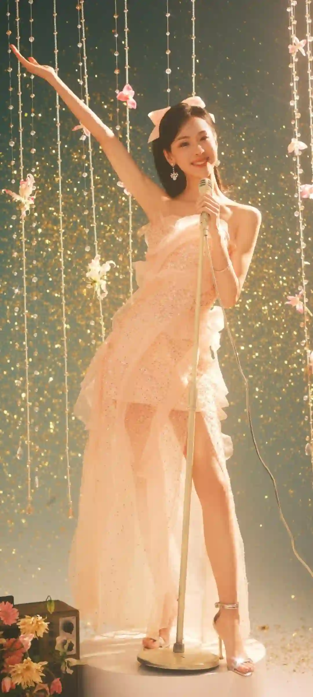 舞台上的长发美女 明星 陈都灵 白色长裙