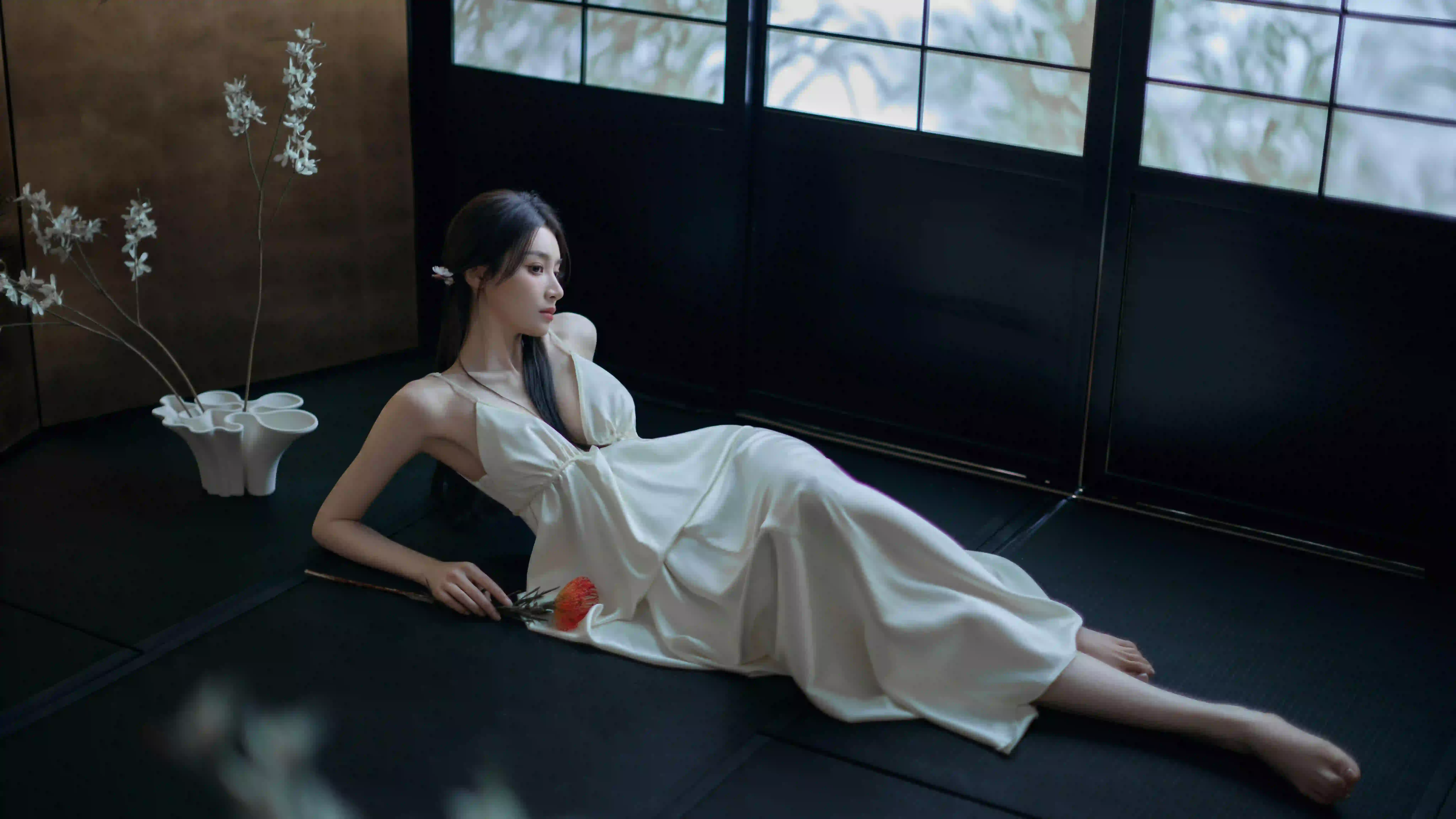 侧躺姿势 长发吊带美女 长腿美女 白色长裙 性感美女