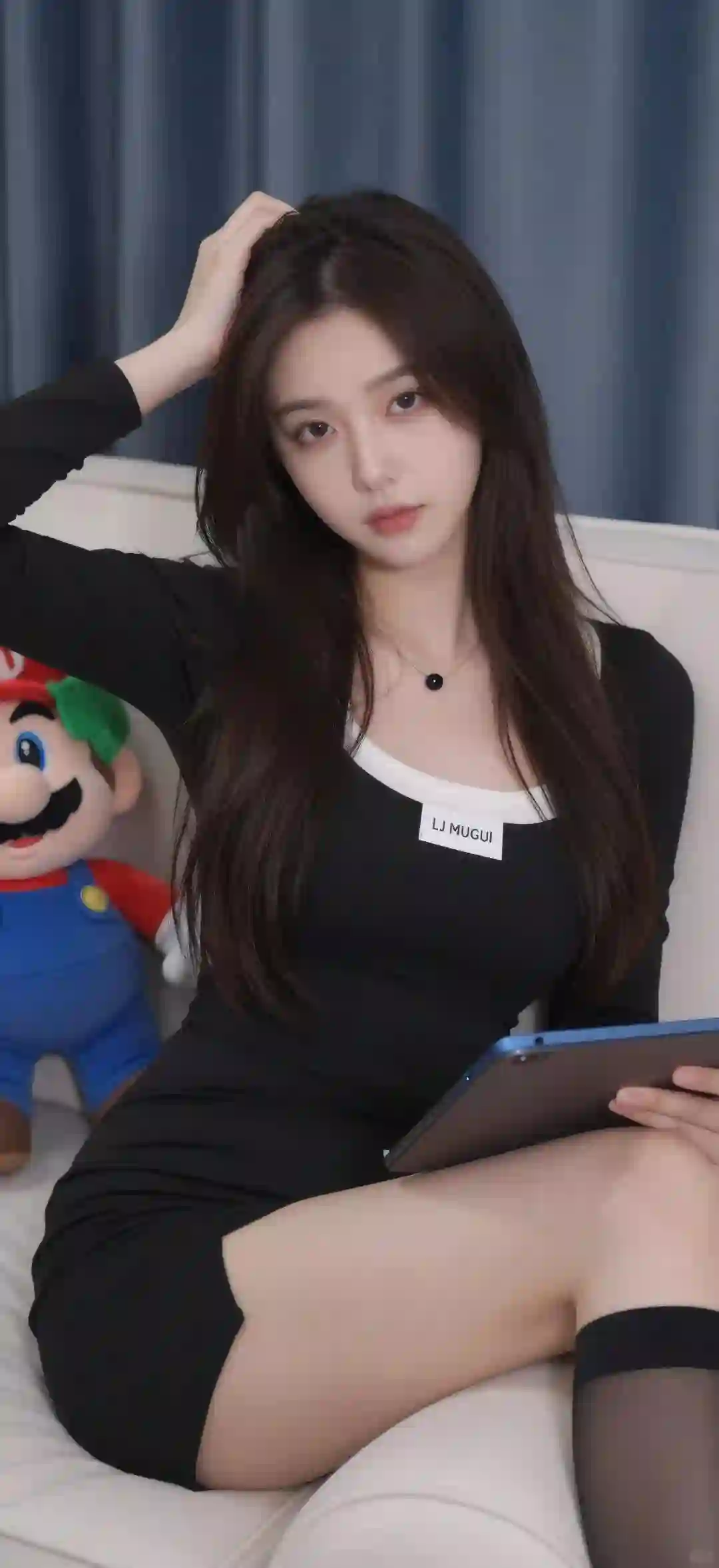 美女 黑色衣服 长腿美女 黑色项链