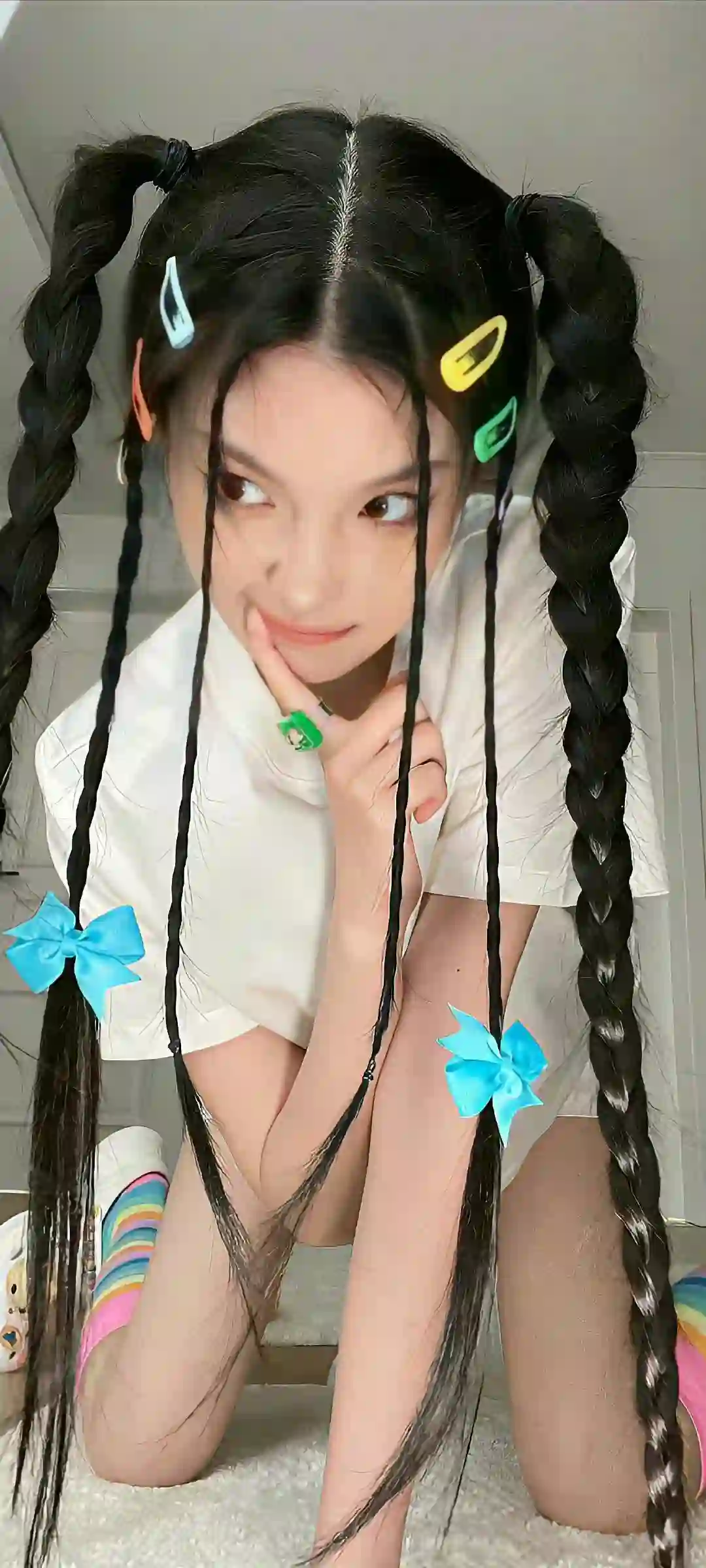 美女 长发美女 双马尾女孩 可爱 白色衣服 个性穿搭