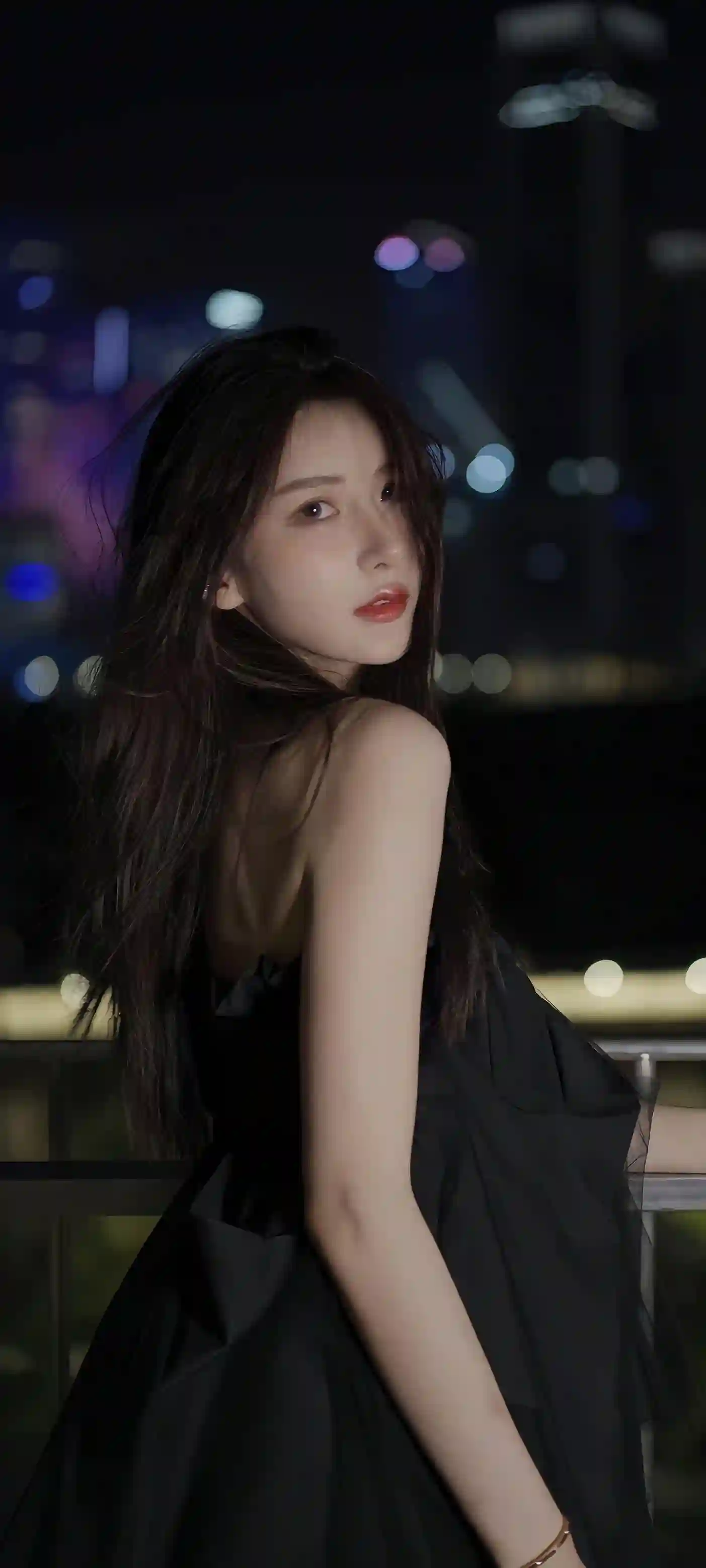 夜晚 回头 长发黑裙吊带美女 灯光 唯美场景
