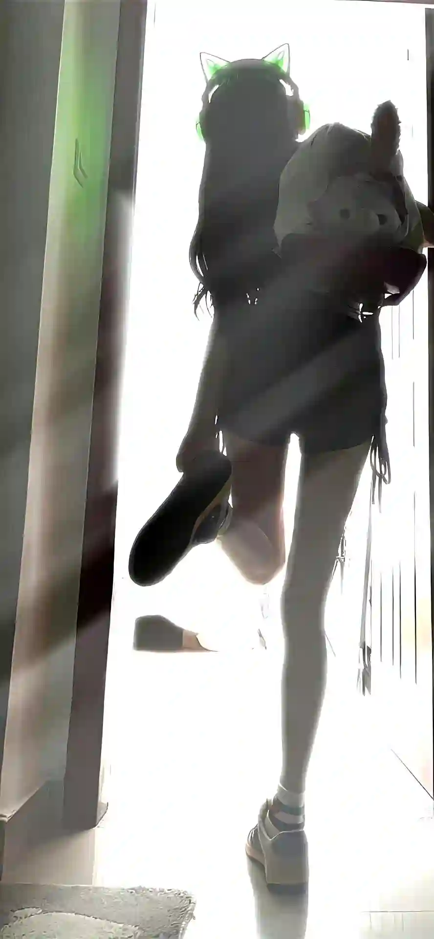 背影 戴着耳机的长腿女孩 逆光 