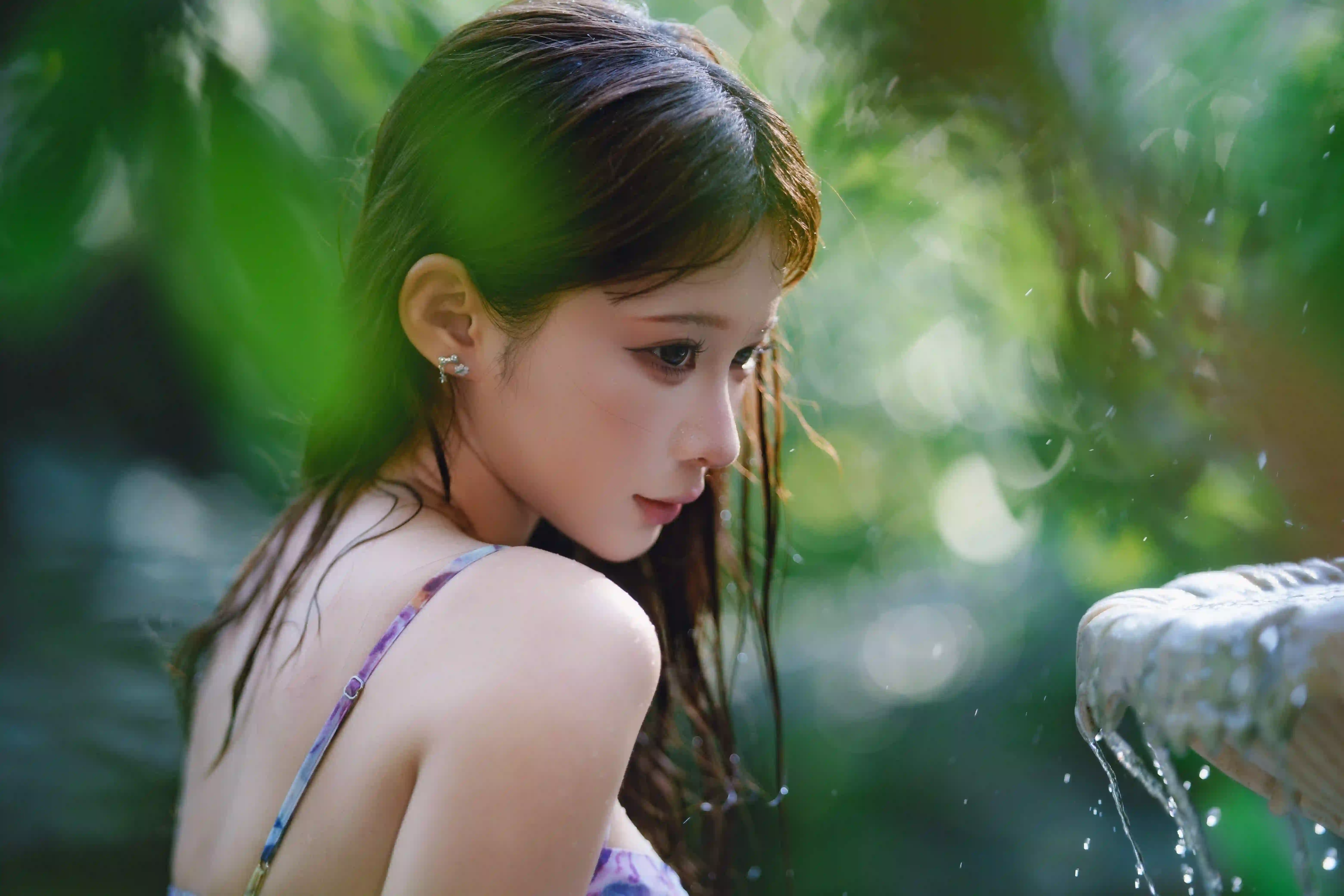 长发性感美女 碎花裙 喷泉 漏背