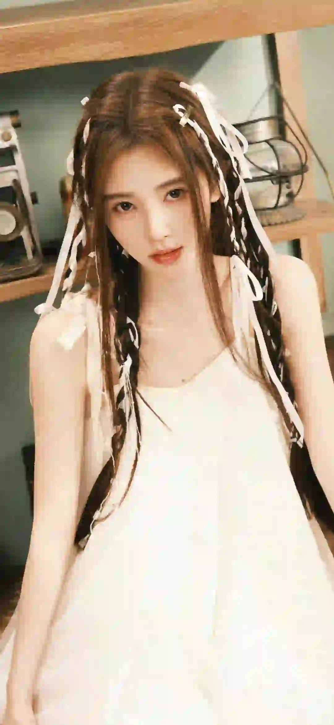 美女女明星 鞠婧祎 长发美女 女神 白色吊带裙 可爱头饰
