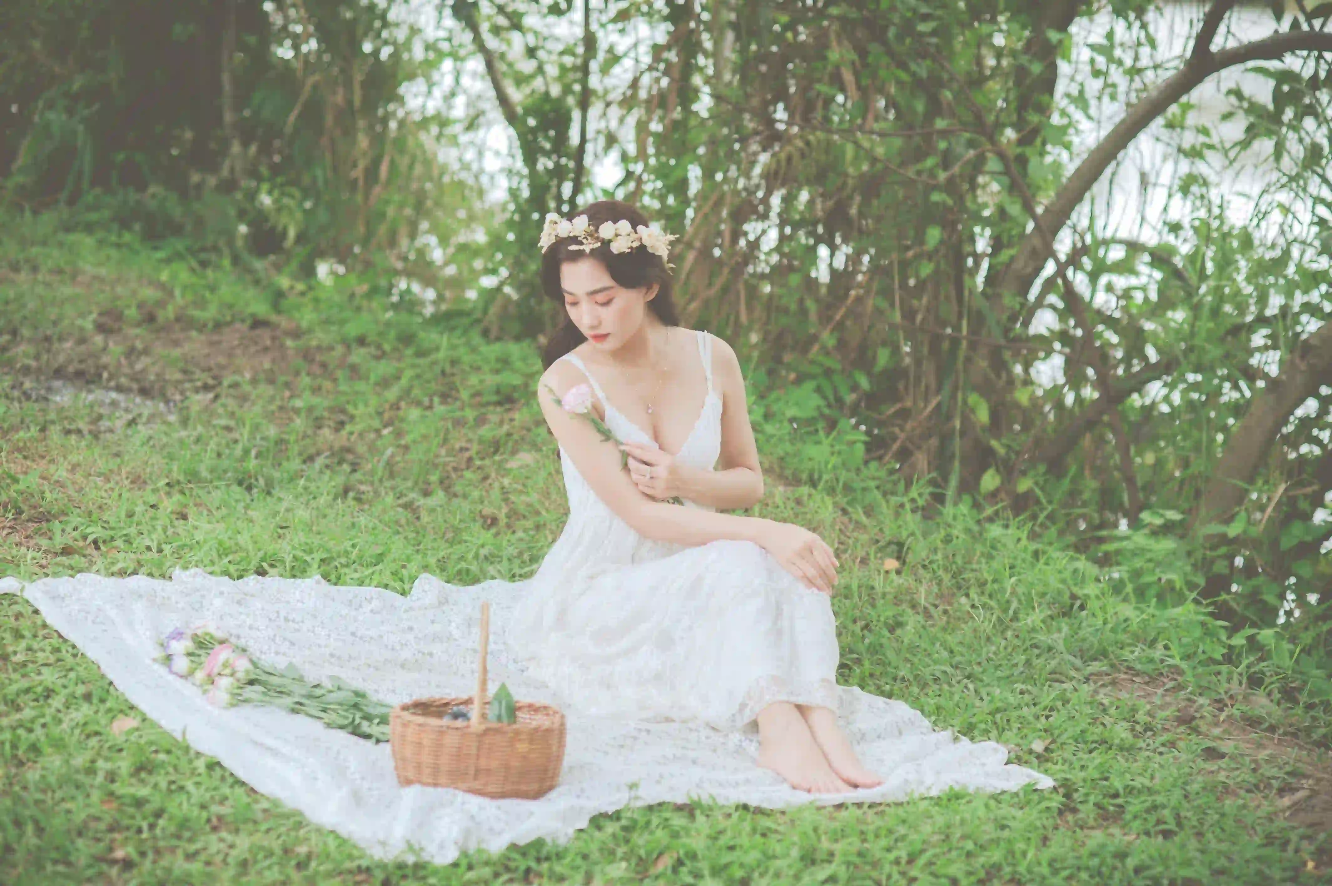 性感 婚纱 白色婚纱 户外 亲近自然