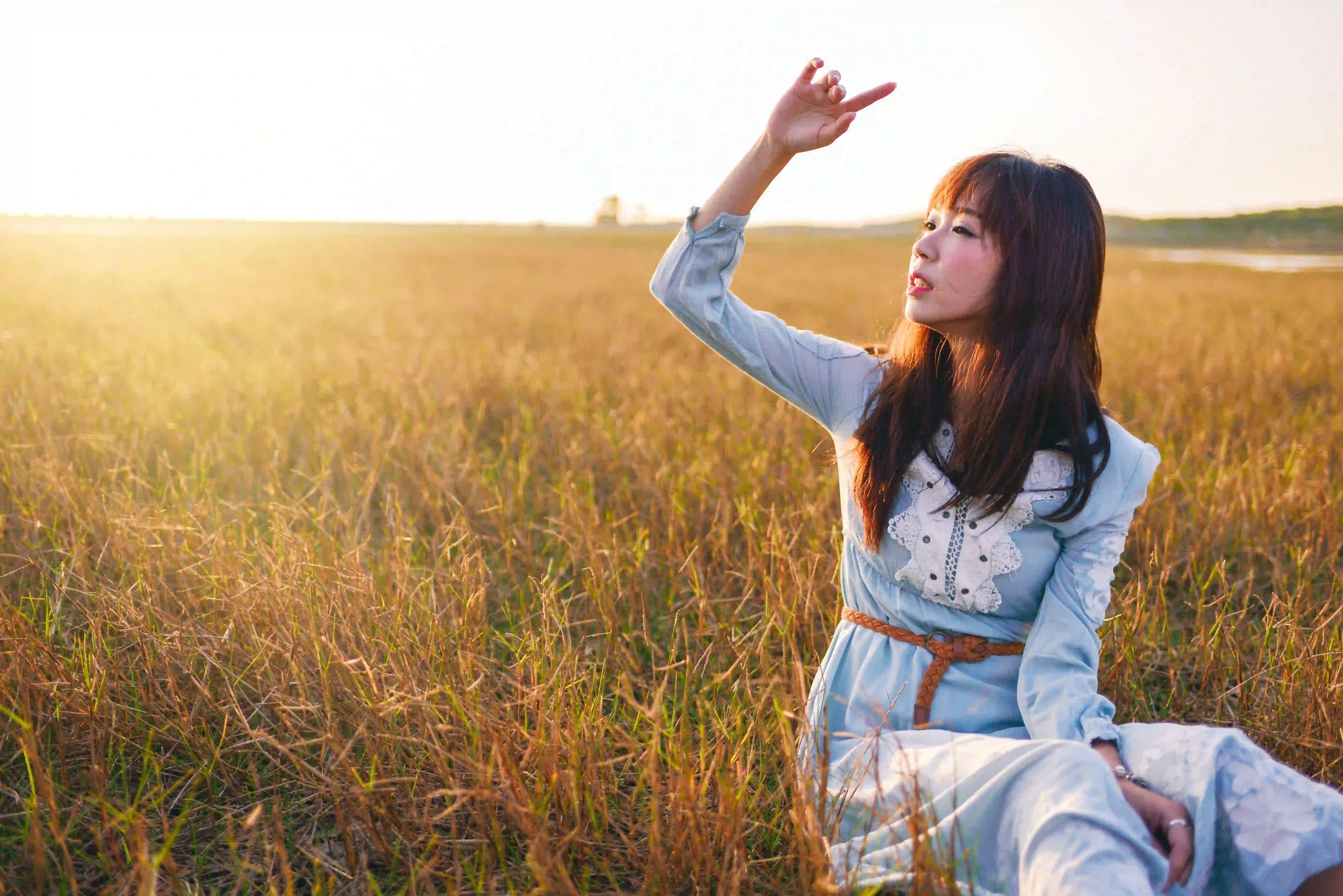 长发美女 户外 阳光 夕阳