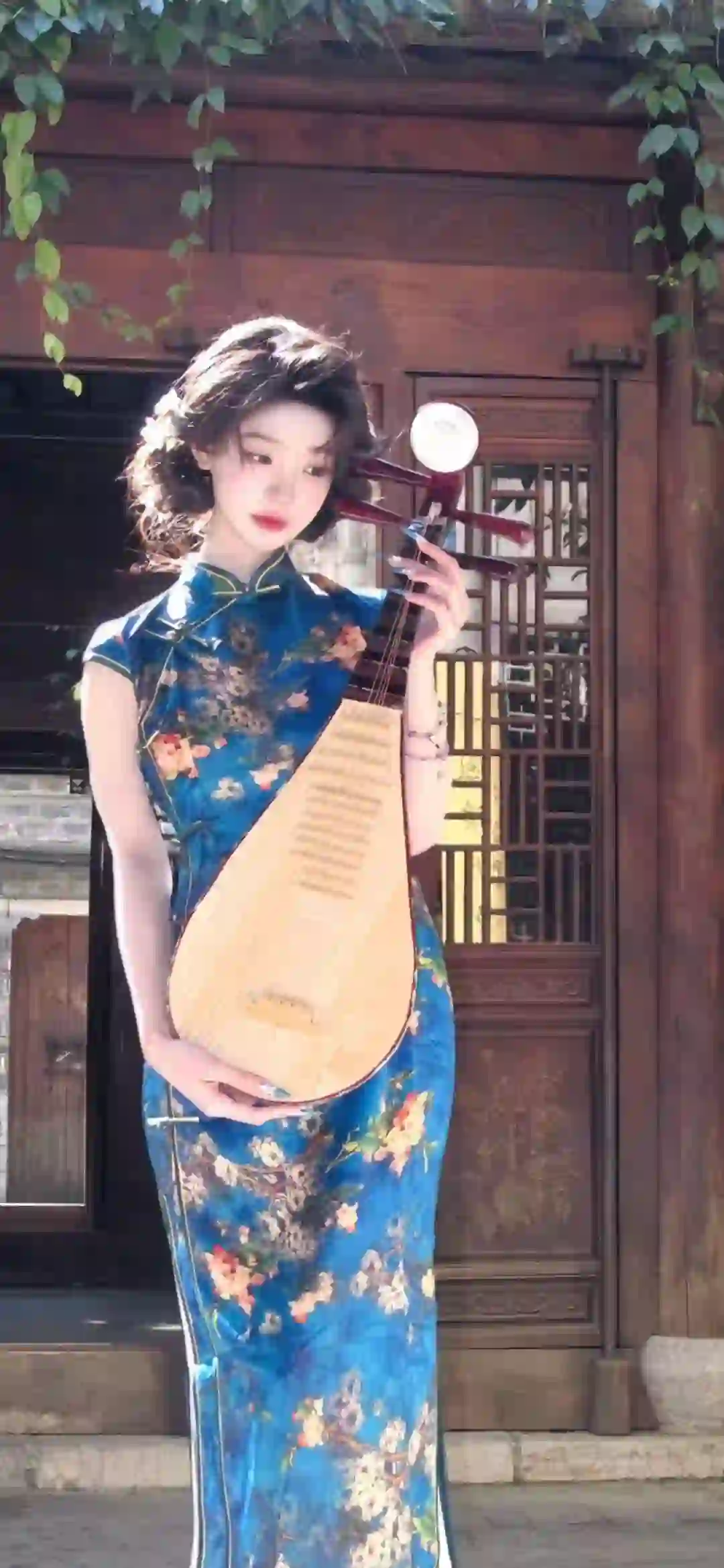 旗袍美女 琵琶 户外