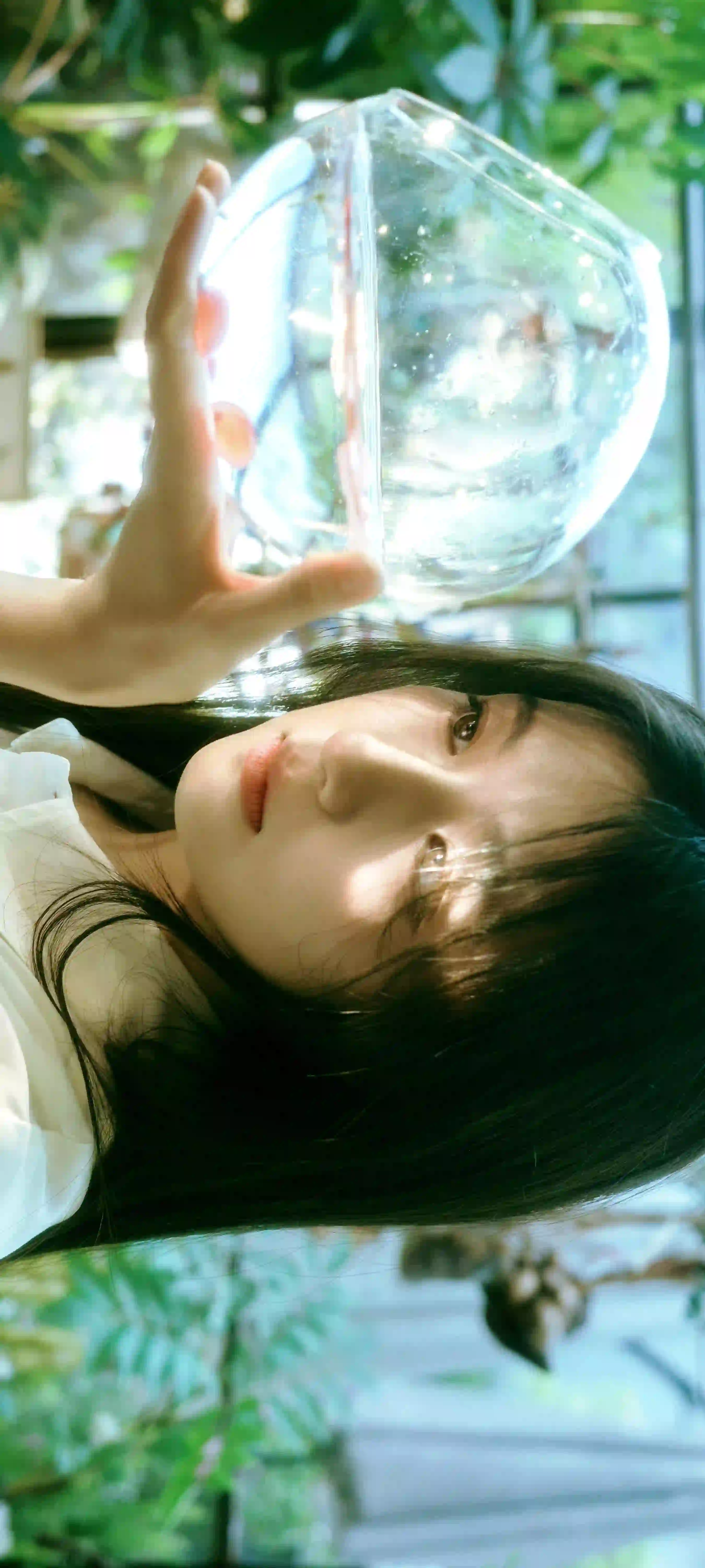 长发女孩 金鱼 鱼缸