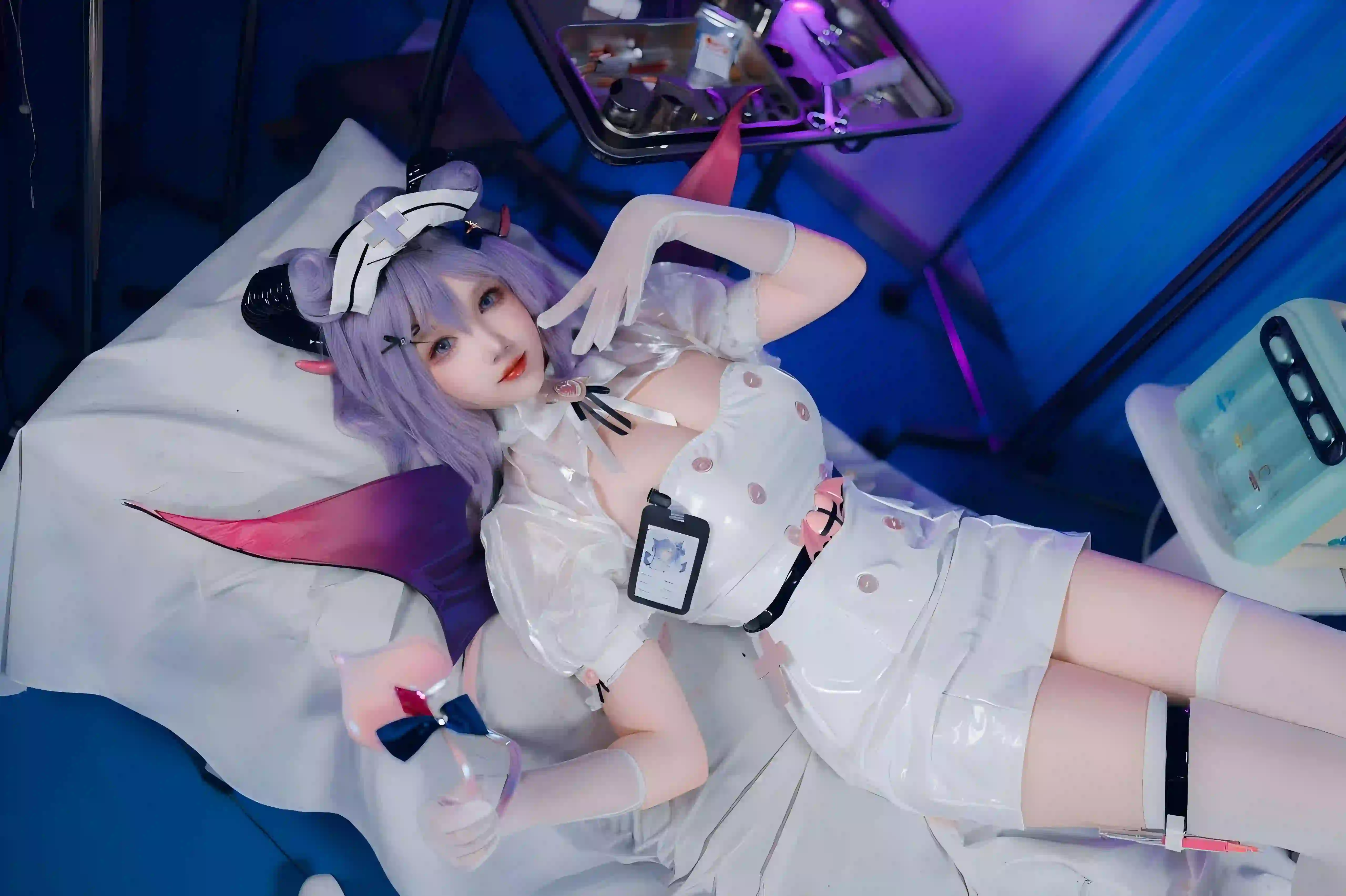 cosplay 紫色头发 长腿丝袜 白色衣服 白丝