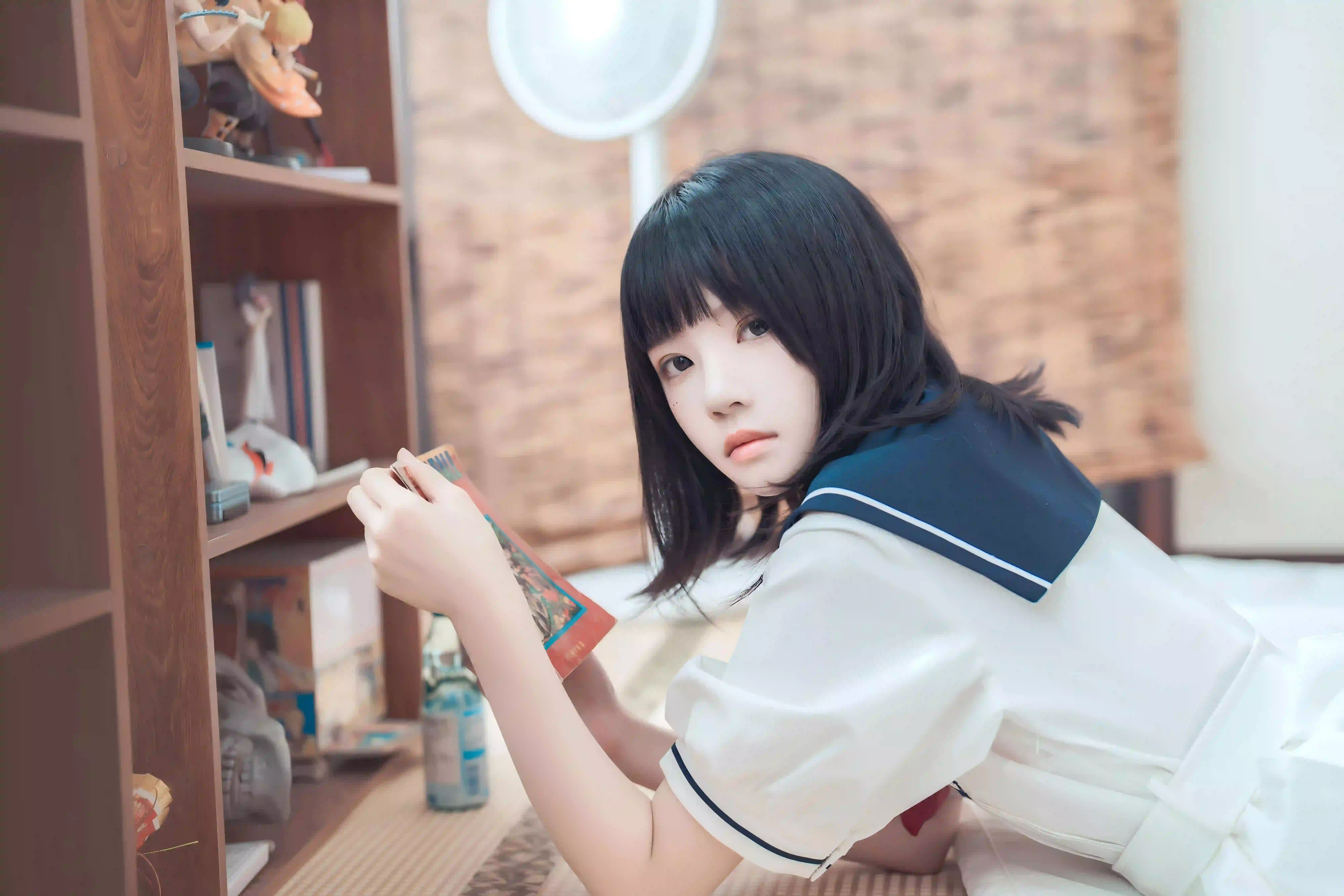 jk美女 清纯美女 长腿美女 白色jk裙 趴着