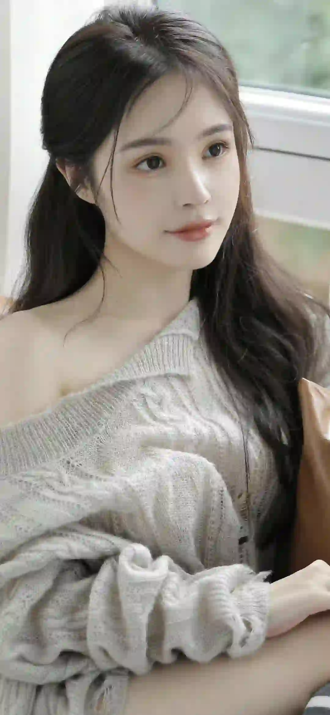 长发美女 针织衫 漏肩穿搭