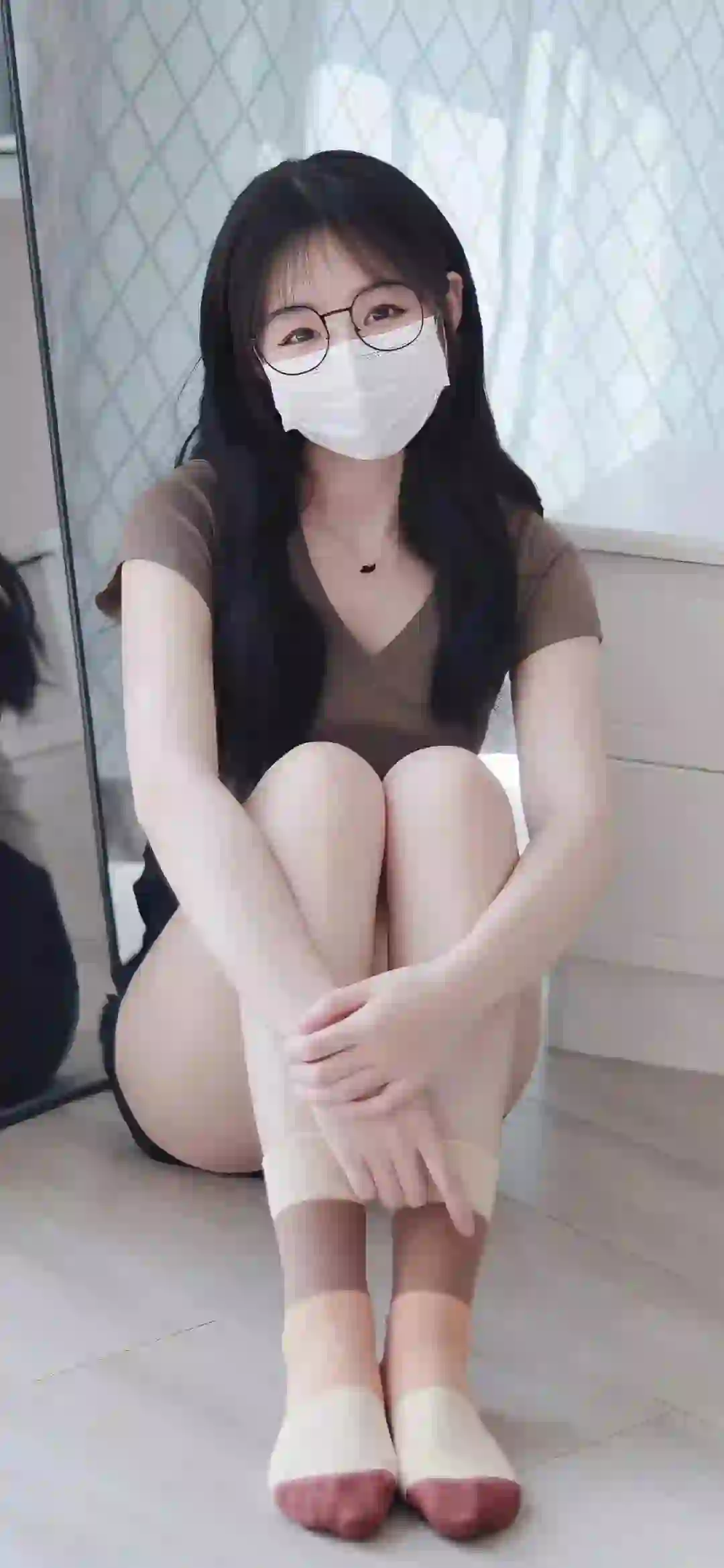 口罩 戴着口罩的长发黑边眼镜的女孩