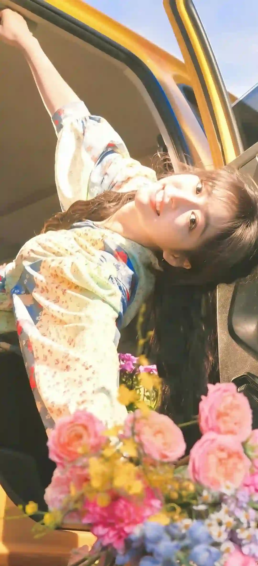 阳光灿烂 长发美女 甜美 微笑 户外 车 鲜花