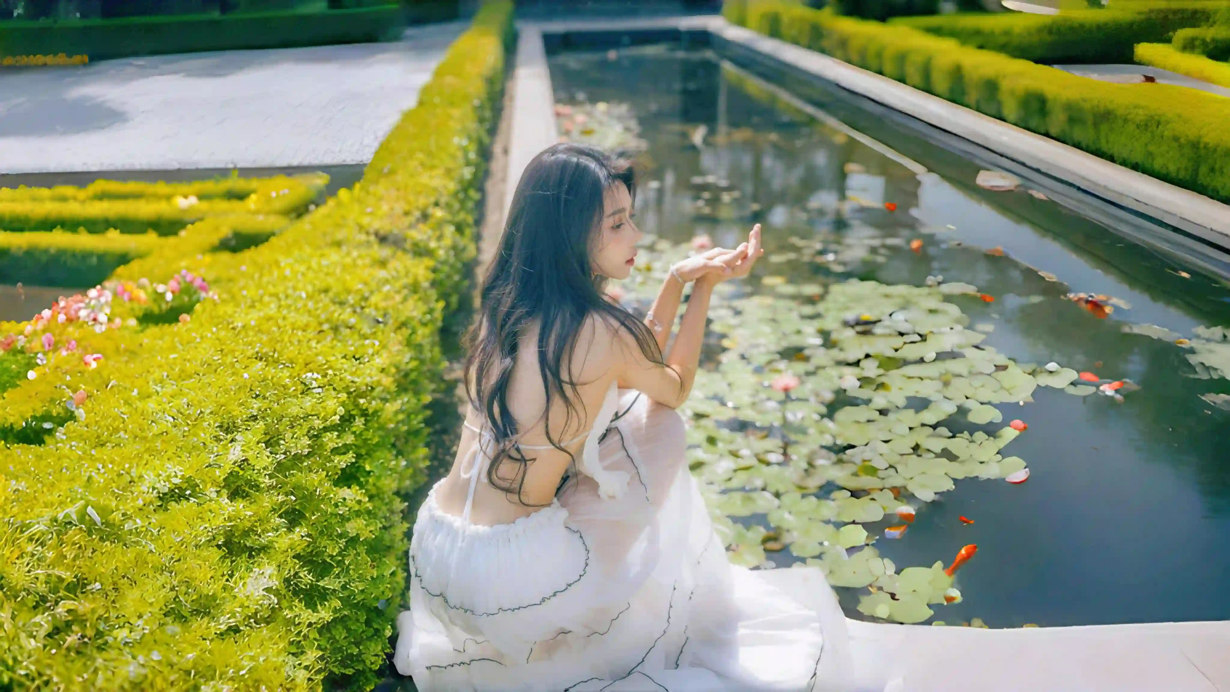 户外美女 长发美女 性感 白色吊带 白色长发 