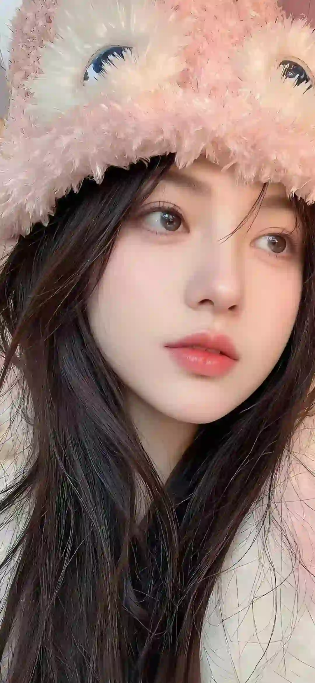 美女 长发美女 戴着毛绒绒的可爱帽子