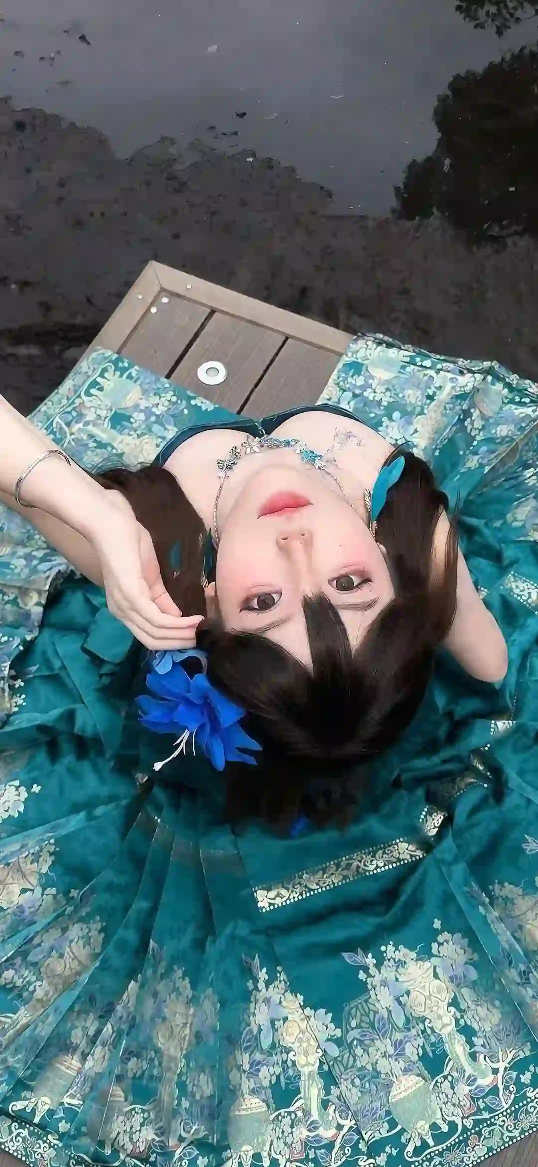 俯拍 长发美女 绿色裙子 清纯 户外