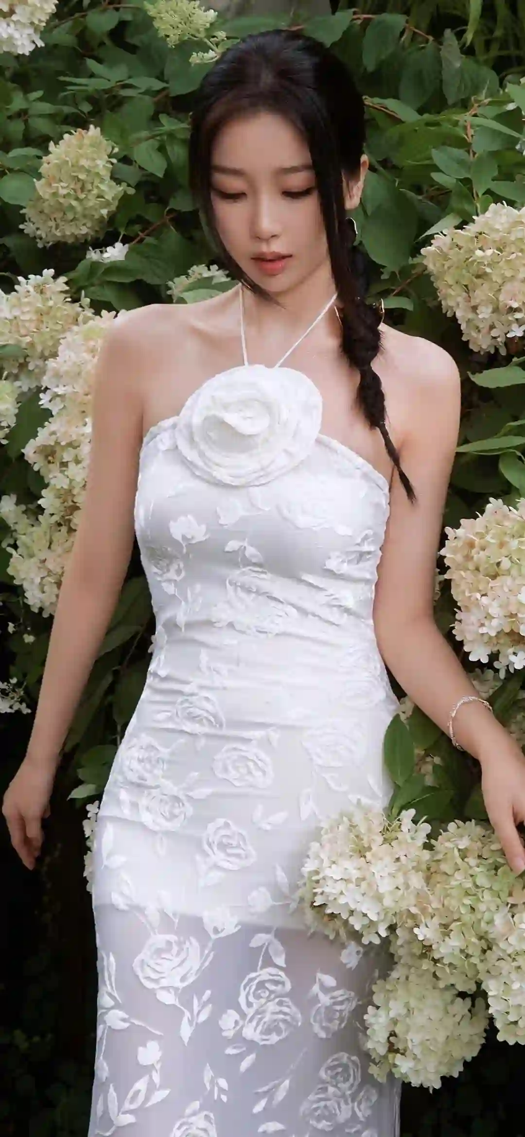 美女 长发美女 性感 白色长裙 户外 花