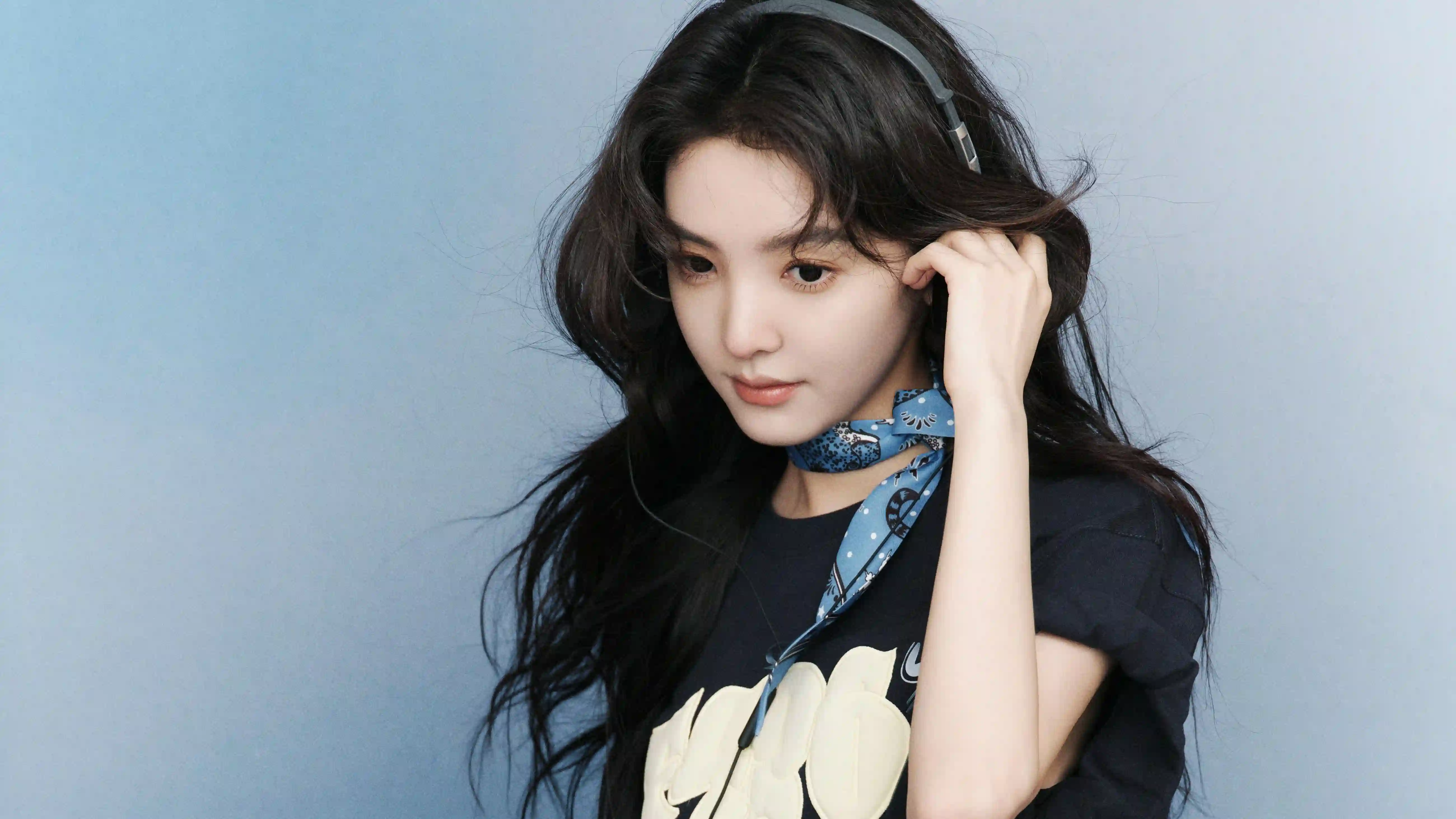 明星 章若楠 戴着耳机的长发美女 黑色衣服