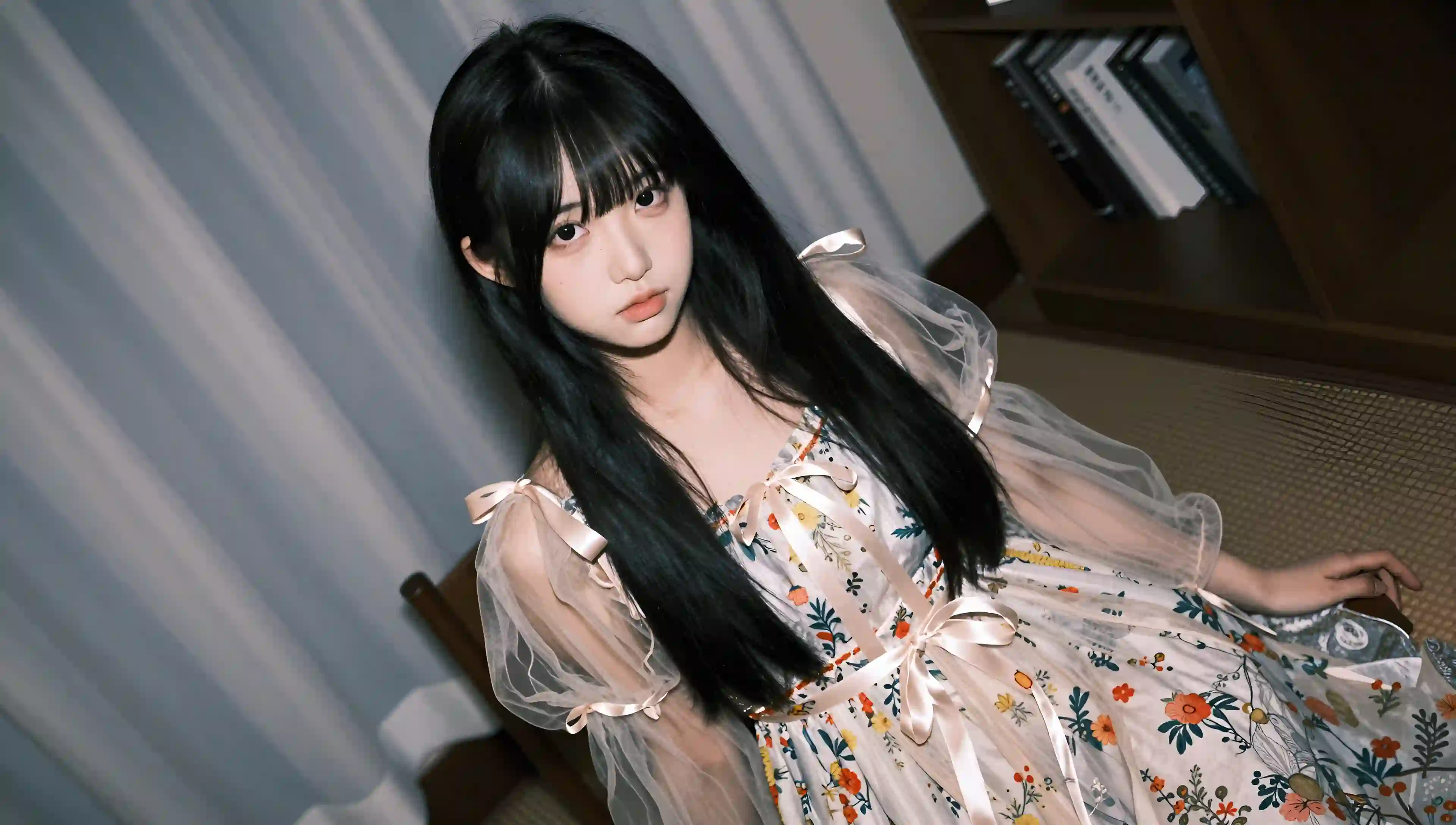 少女 碎花裙 室内 窗边 光影 静谧 唯美 人像